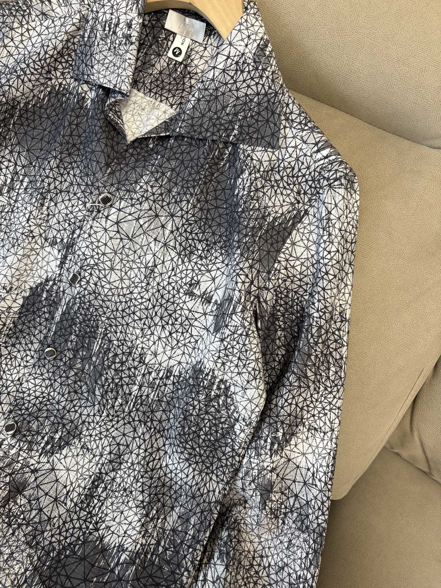 迪家男装界的天花板，这款翻领麻料衫长袖精准到每一针的细腻工艺，完全区别于普通面料裁剪。线条流畅，版型挺括