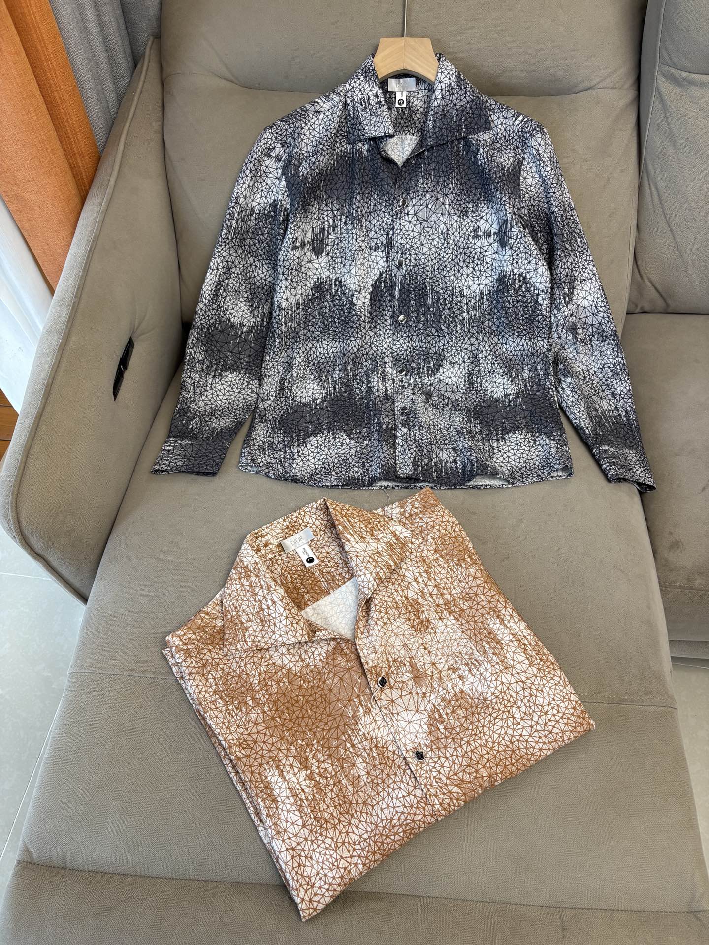 迪家男装界的天花板，这款翻领麻料衫长袖精准到每一针的细腻工艺，完全区别于普通面料裁剪。线条流畅，版型挺括