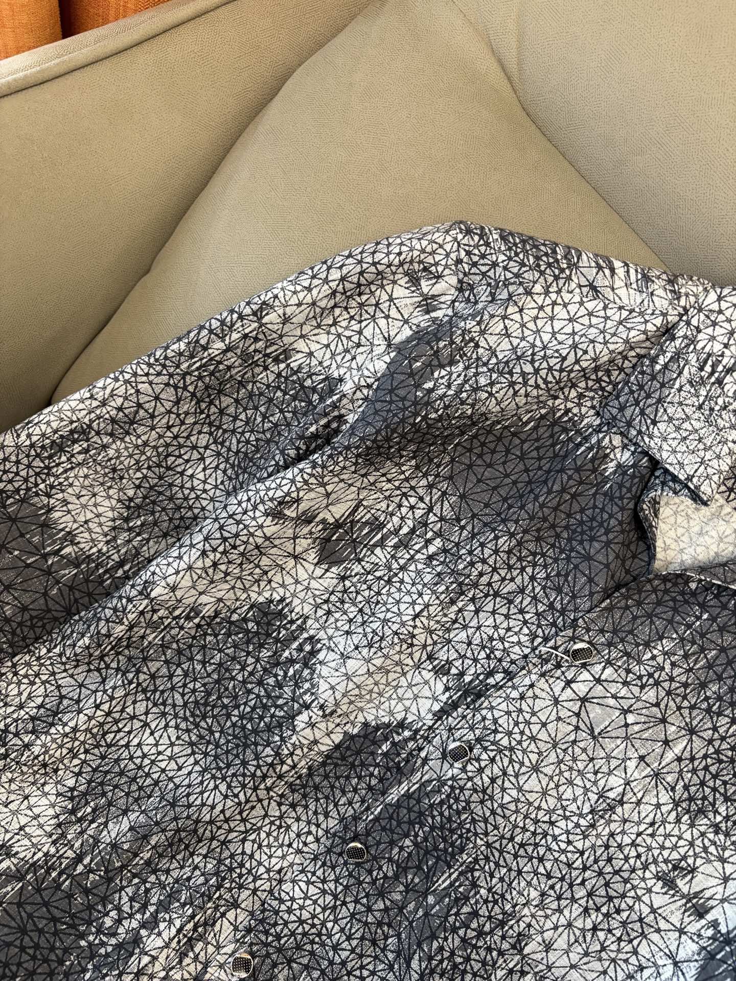 迪家男装界的天花板，这款翻领麻料衫长袖精准到每一针的细腻工艺，完全区别于普通面料裁剪。线条流畅，版型挺括