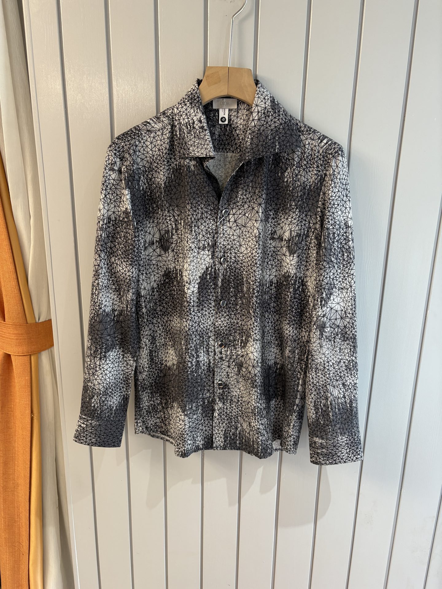 NO:494330,The ceiling of Dijia men's clothing industry, this lapel thread shirt has a long sleeve accurate to the delicate craftsmanship of each needle, completely different from ordinary fabric cutting. The lines are smooth, the style is crisp, perfectly modifying the body, and the classic lapel design is simple but not atmospheric. The texture is silky, close to the body, skin-friendly and breathable!  Whether it is daily going out or business leisure, you can easily control it, demonstrating the elegant temperament of a man!  Code number M-4XL, dior, alexander wang19860909迪家男装界的天花板,这款翻领麻料衫长袖精准到每一针的细腻工艺,完全区别于普通面料裁剪.线条流畅,版型挺括,完美修饰身形,经典翻领设计,简约而不失大气.质感丝滑,贴身亲肤透气！无论是日常出街还是商务休闲,都能轻松驾驭,彰显男士优雅气质！ 码数M-4XL,,dior,alexander wang,Men's clothing