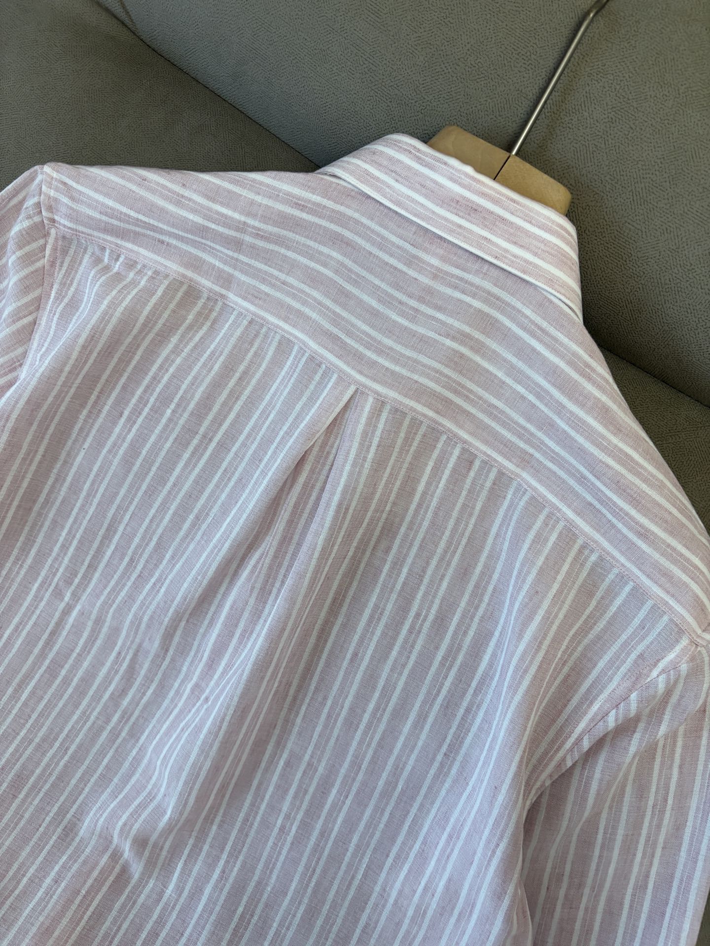 Z家男装界的天花板，这款翻领麻料衫长袖精准到每一针的细腻工艺，完全区别于普通面料裁剪。线条流畅，版型挺括