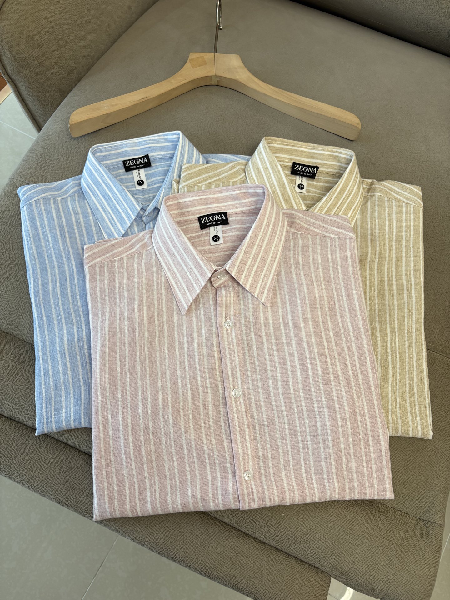 NO:494210,The ceiling of Z home’s men’s clothing industry, this lapel linen shirt has a long sleeve that is precise to the delicate craftsmanship of each needle, completely different from ordinary fabric cutting. The lines are smooth, the style is crisp, perfectly modifying the body, and the classic lapel design is simple without losing its atmosphere. The texture is silky, close to the body, skin-friendly and breathable!  Whether it is daily going out or business leisure, you can easily control it, demonstrating the elegant temperament of a man!  Code number M-4XL, alexander wang19860909Z家男装界的天花板,这款翻领麻料衫长袖精准到每一针的细腻工艺,完全区别于普通面料裁剪.线条流畅,版型挺括,完美修饰身形,经典翻领设计,简约而不失大气.质感丝滑,贴身亲肤透气！无论是日常出街还是商务休闲,都能轻松驾驭,彰显男士优雅气质！ 码数M-4XL,,alexander wang,Men's clothing