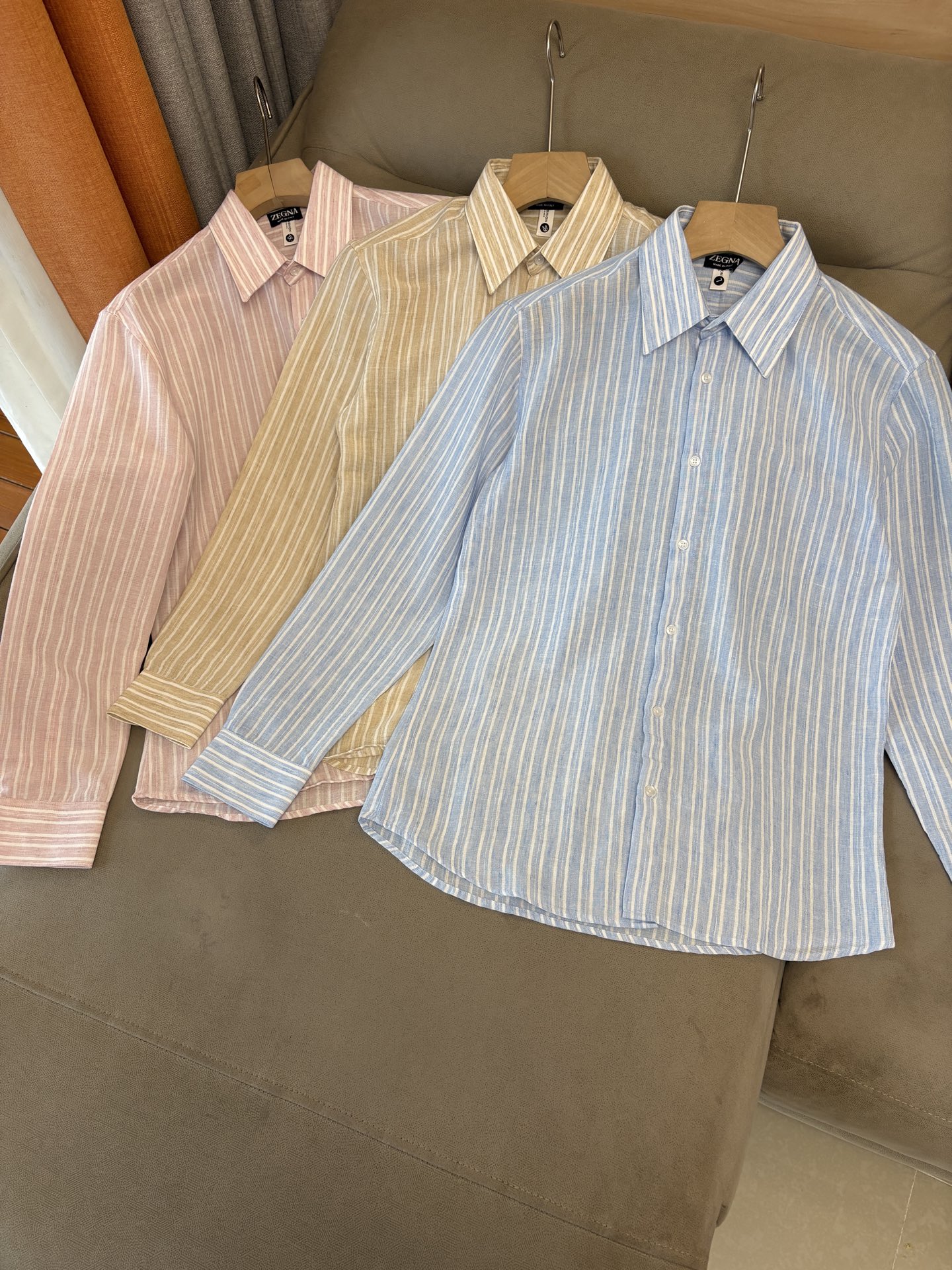 Z家男装界的天花板，这款翻领麻料衫长袖精准到每一针的细腻工艺，完全区别于普通面料裁剪。线条流畅，版型挺括