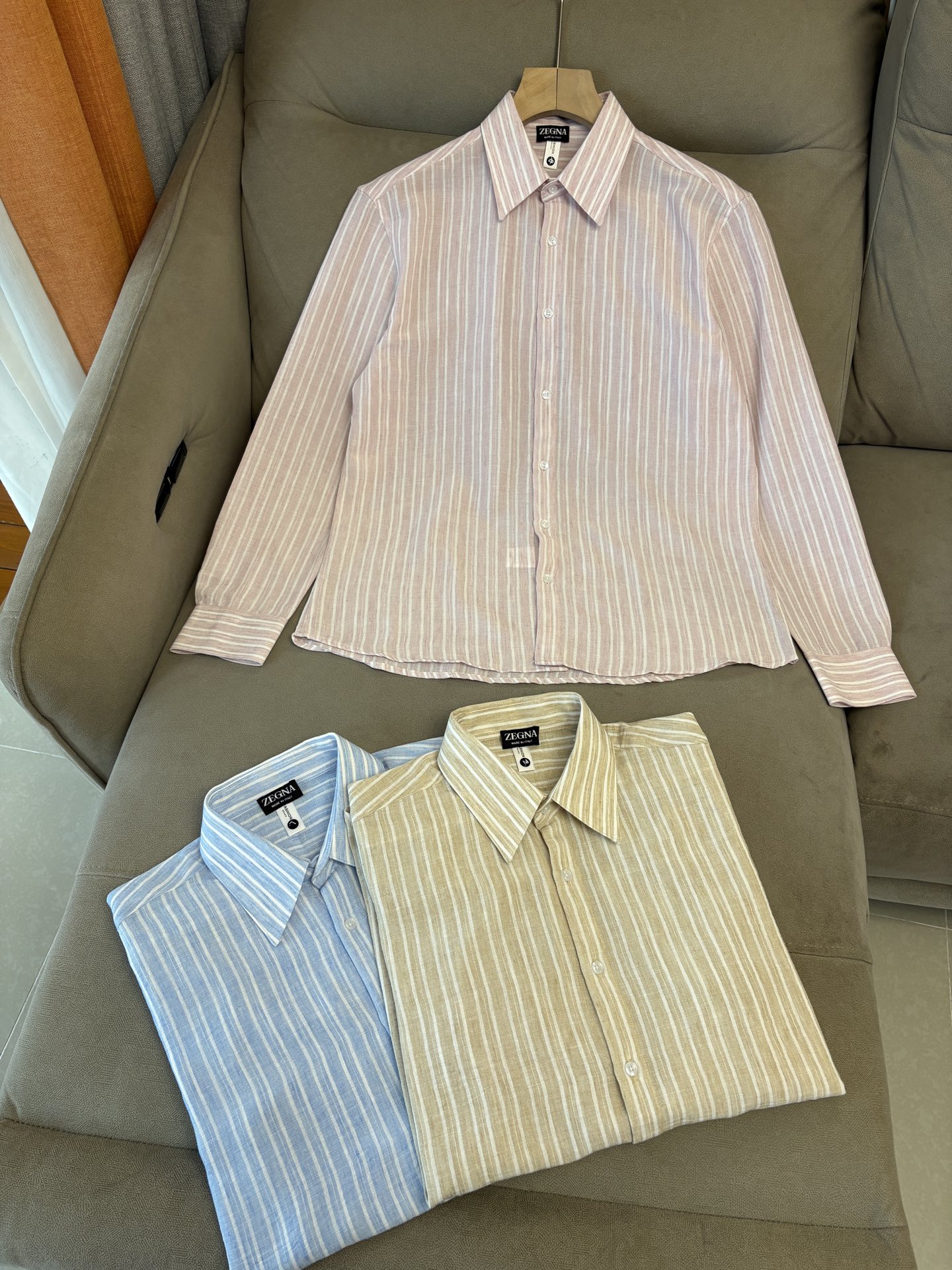 Z家男装界的天花板，这款翻领麻料衫长袖精准到每一针的细腻工艺，完全区别于普通面料裁剪。线条流畅，版型挺括