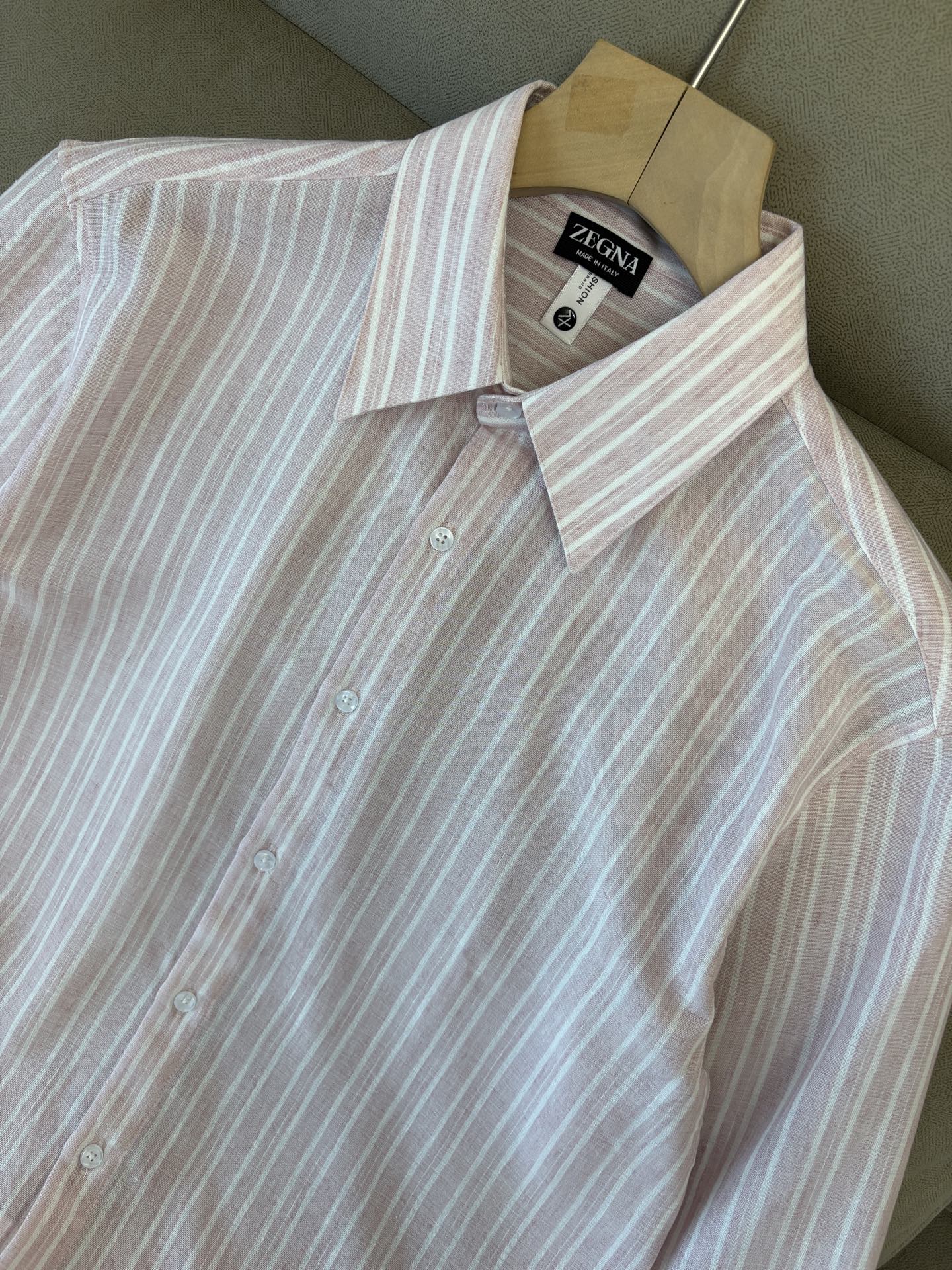 Z家男装界的天花板，这款翻领麻料衫长袖精准到每一针的细腻工艺，完全区别于普通面料裁剪。线条流畅，版型挺括