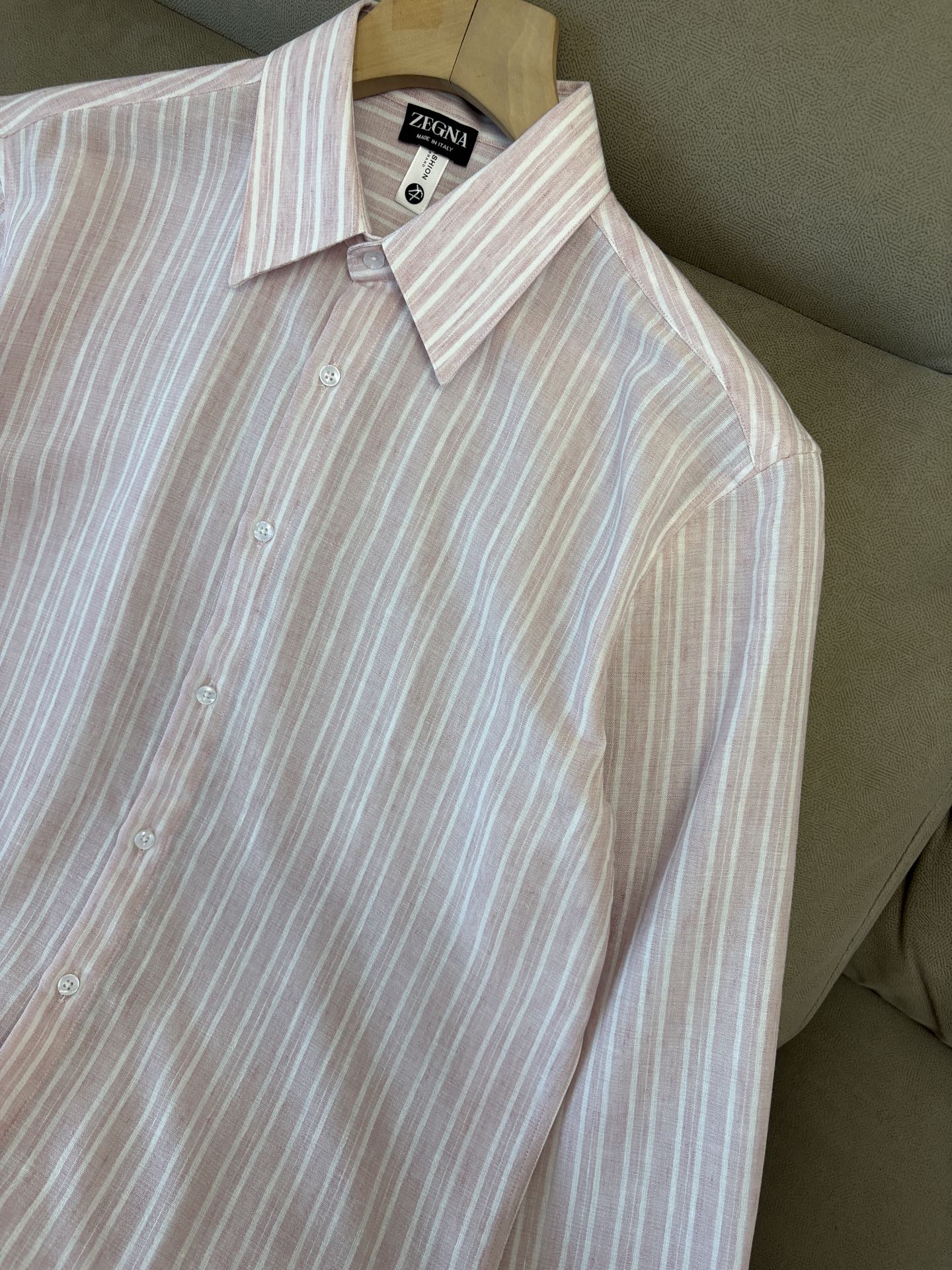 Z家男装界的天花板，这款翻领麻料衫长袖精准到每一针的细腻工艺，完全区别于普通面料裁剪。线条流畅，版型挺括