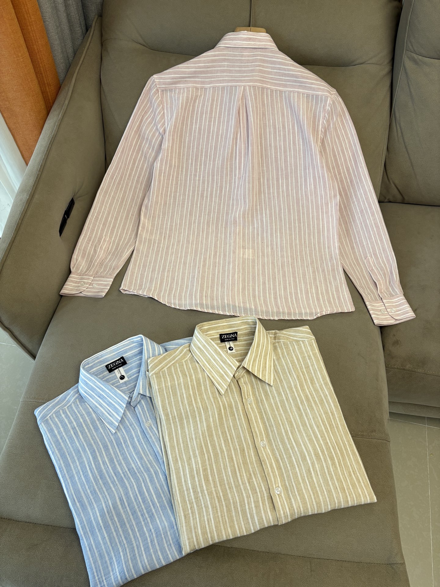 Z家男装界的天花板，这款翻领麻料衫长袖精准到每一针的细腻工艺，完全区别于普通面料裁剪。线条流畅，版型挺括