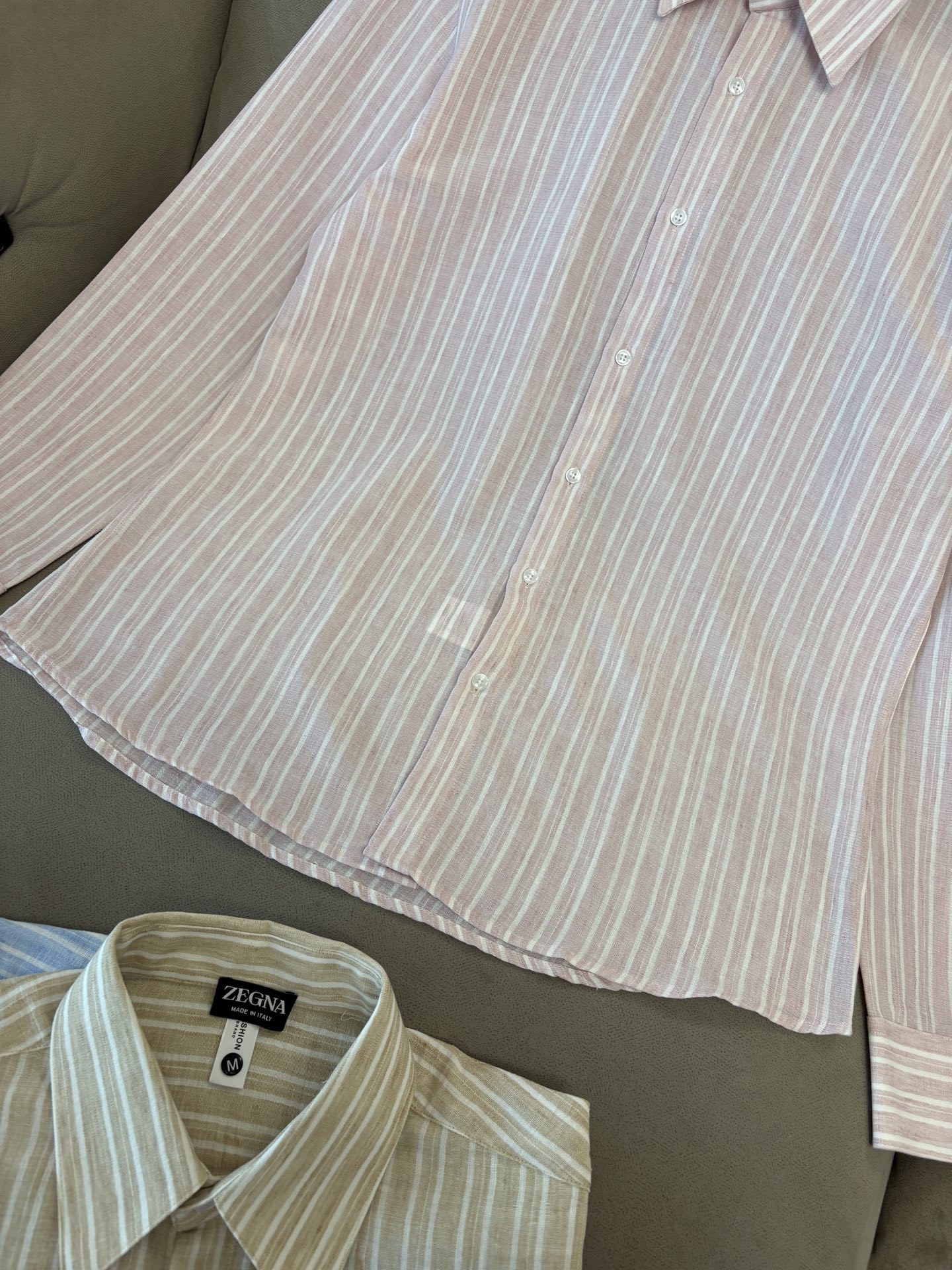 Z家男装界的天花板，这款翻领麻料衫长袖精准到每一针的细腻工艺，完全区别于普通面料裁剪。线条流畅，版型挺括