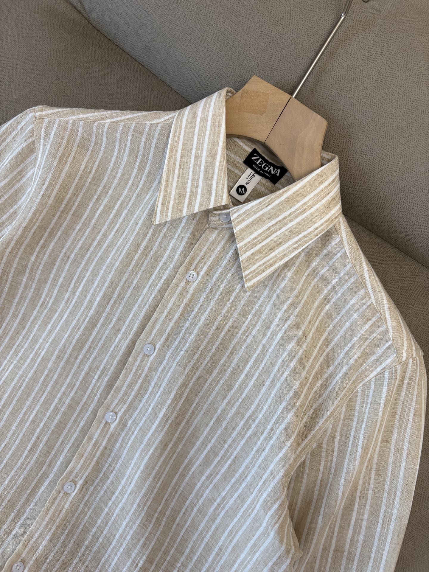 Z家男装界的天花板，这款翻领麻料衫长袖精准到每一针的细腻工艺，完全区别于普通面料裁剪。线条流畅，版型挺括