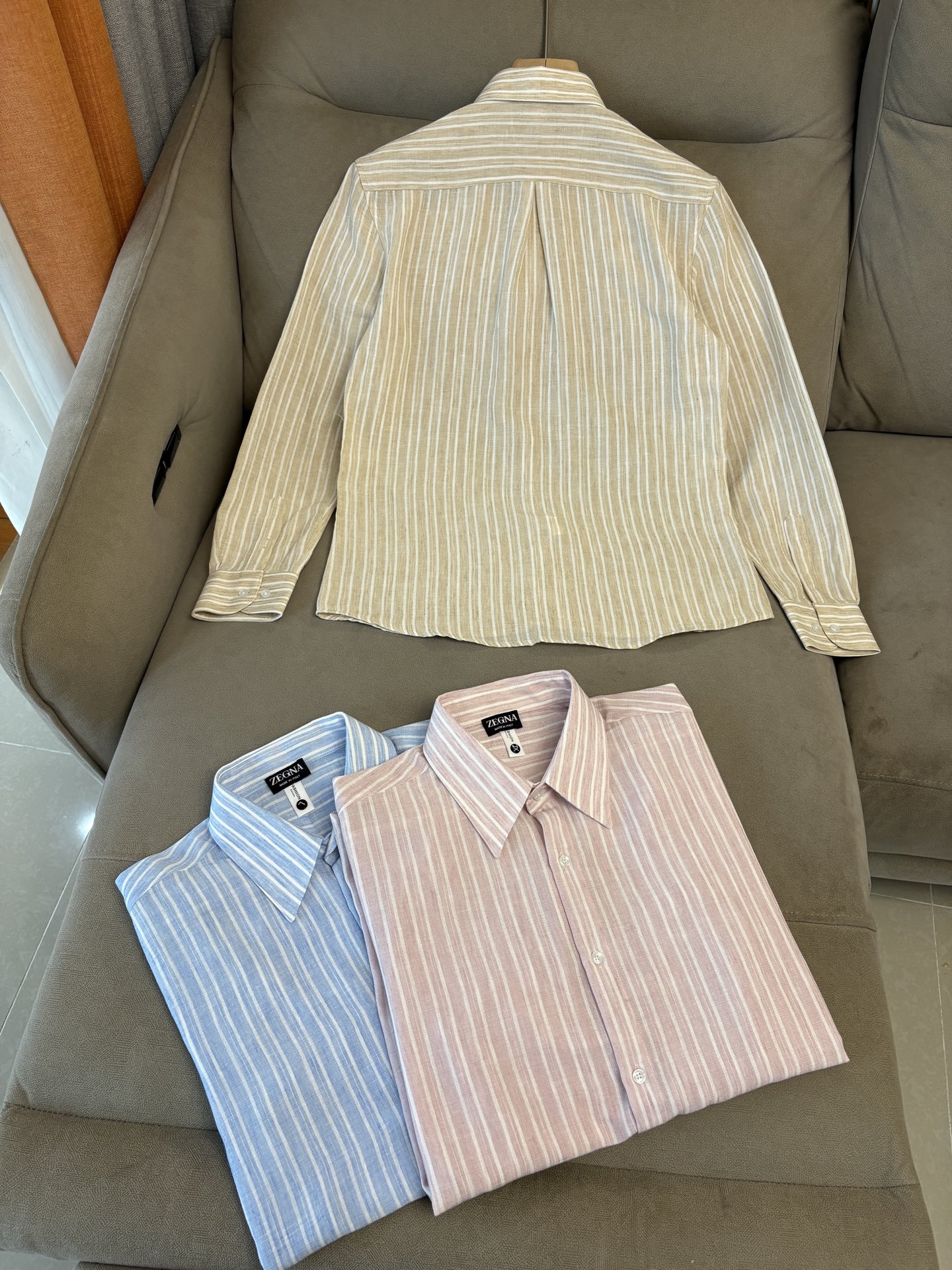 Z家男装界的天花板，这款翻领麻料衫长袖精准到每一针的细腻工艺，完全区别于普通面料裁剪。线条流畅，版型挺括