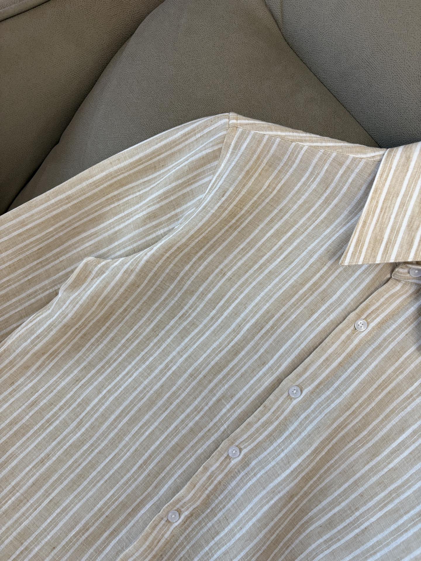 Z家男装界的天花板，这款翻领麻料衫长袖精准到每一针的细腻工艺，完全区别于普通面料裁剪。线条流畅，版型挺括