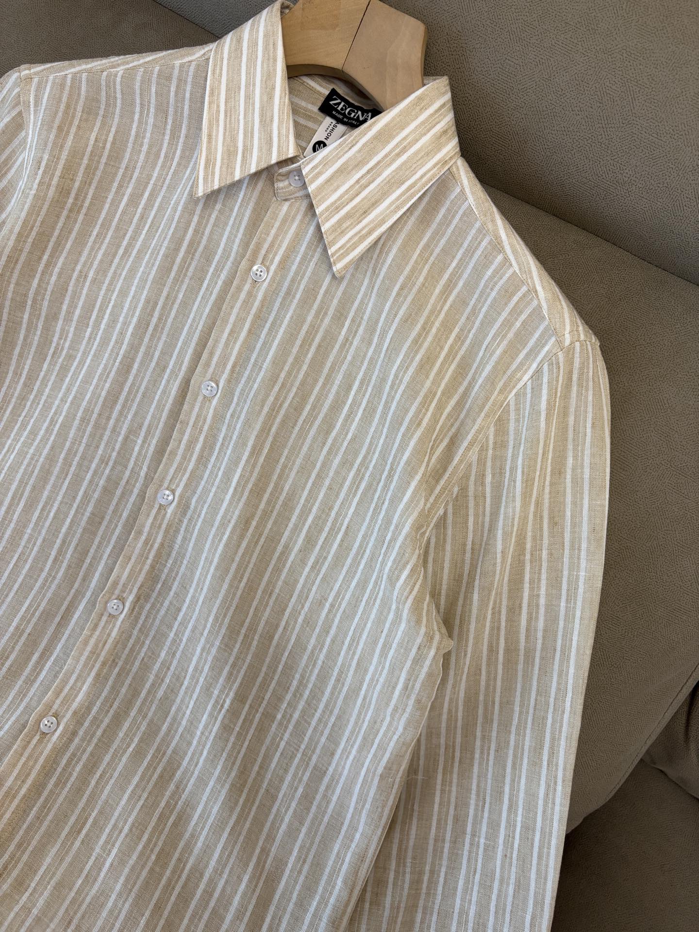 Z家男装界的天花板，这款翻领麻料衫长袖精准到每一针的细腻工艺，完全区别于普通面料裁剪。线条流畅，版型挺括