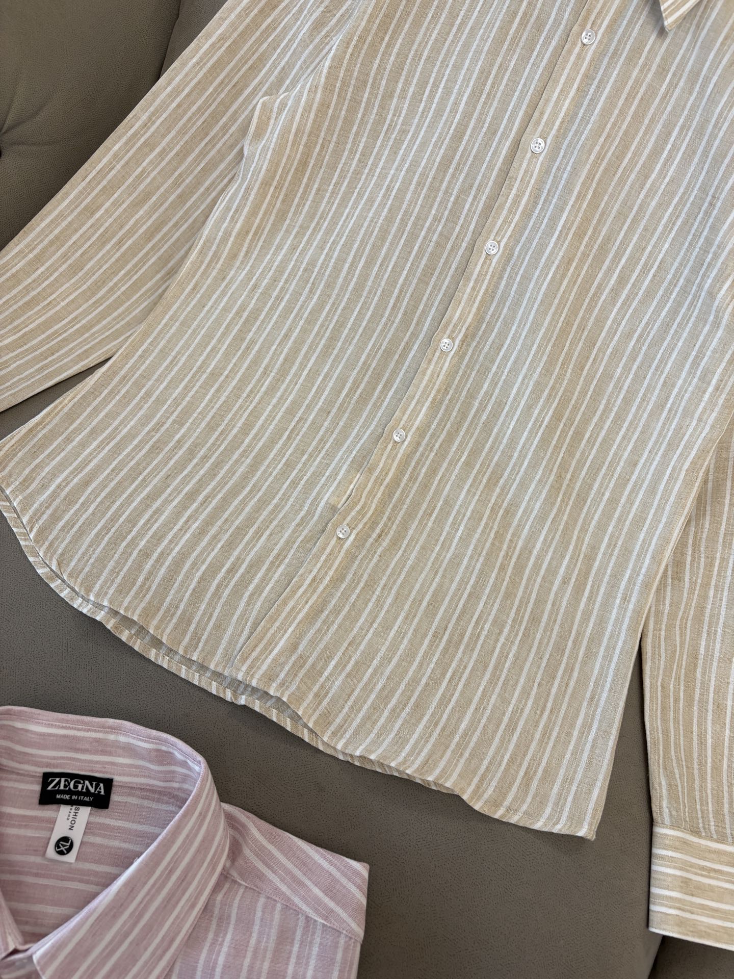 Z家男装界的天花板，这款翻领麻料衫长袖精准到每一针的细腻工艺，完全区别于普通面料裁剪。线条流畅，版型挺括