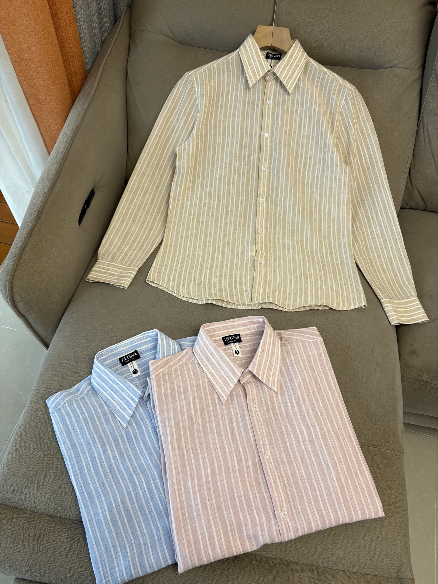 Z家男装界的天花板，这款翻领麻料衫长袖精准到每一针的细腻工艺，完全区别于普通面料裁剪。线条流畅，版型挺括