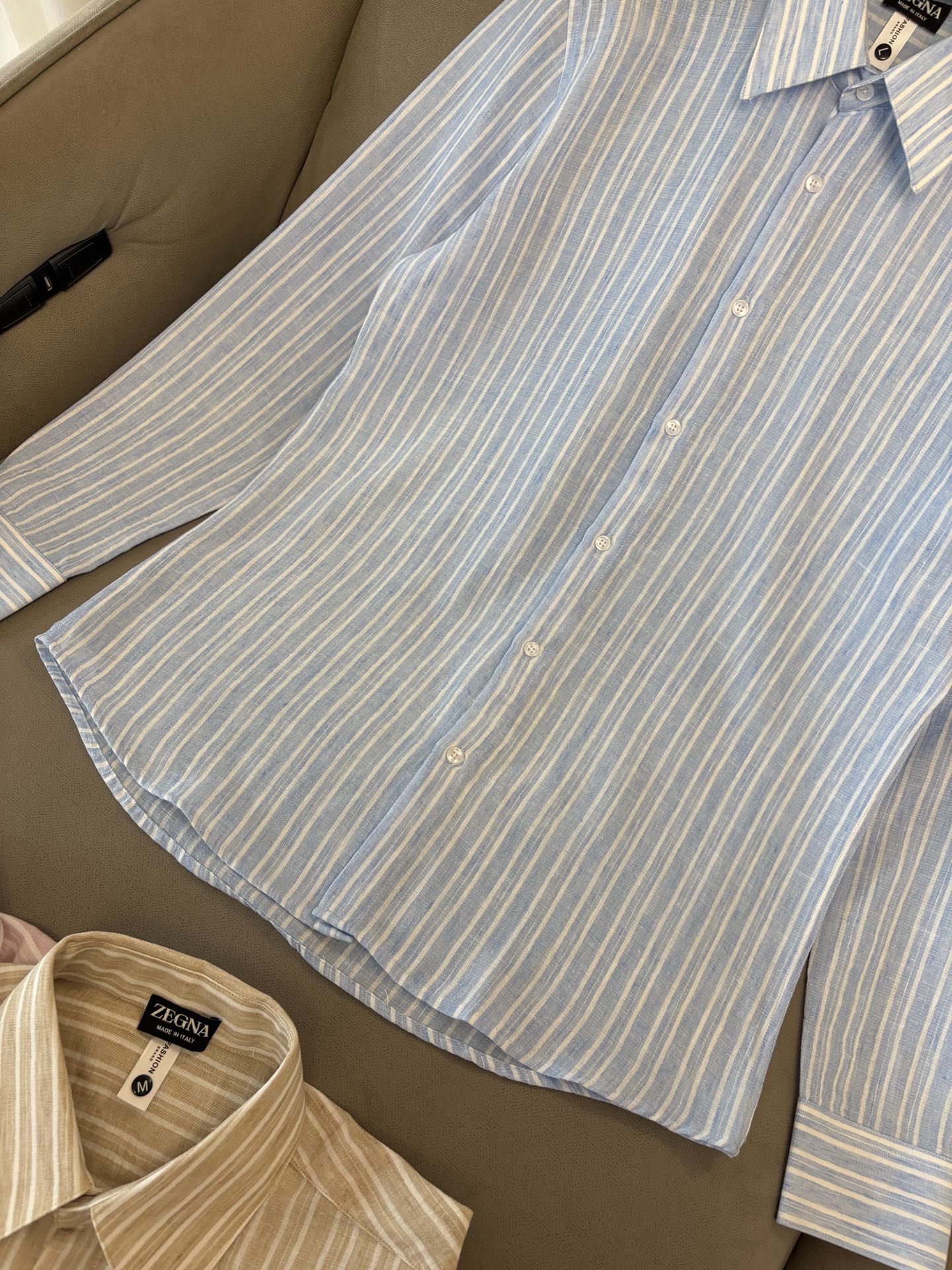 Z家男装界的天花板，这款翻领麻料衫长袖精准到每一针的细腻工艺，完全区别于普通面料裁剪。线条流畅，版型挺括