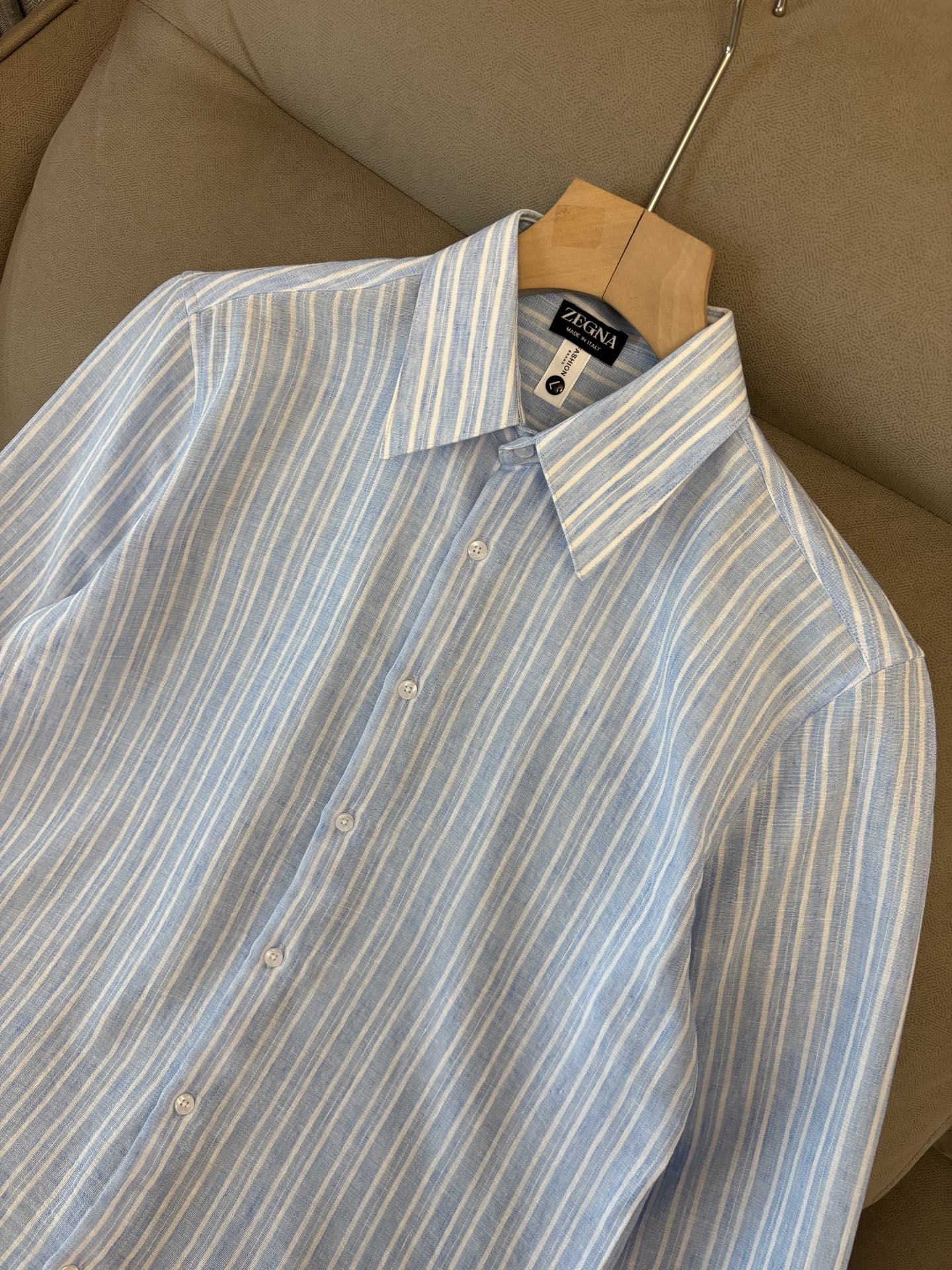 Z家男装界的天花板，这款翻领麻料衫长袖精准到每一针的细腻工艺，完全区别于普通面料裁剪。线条流畅，版型挺括