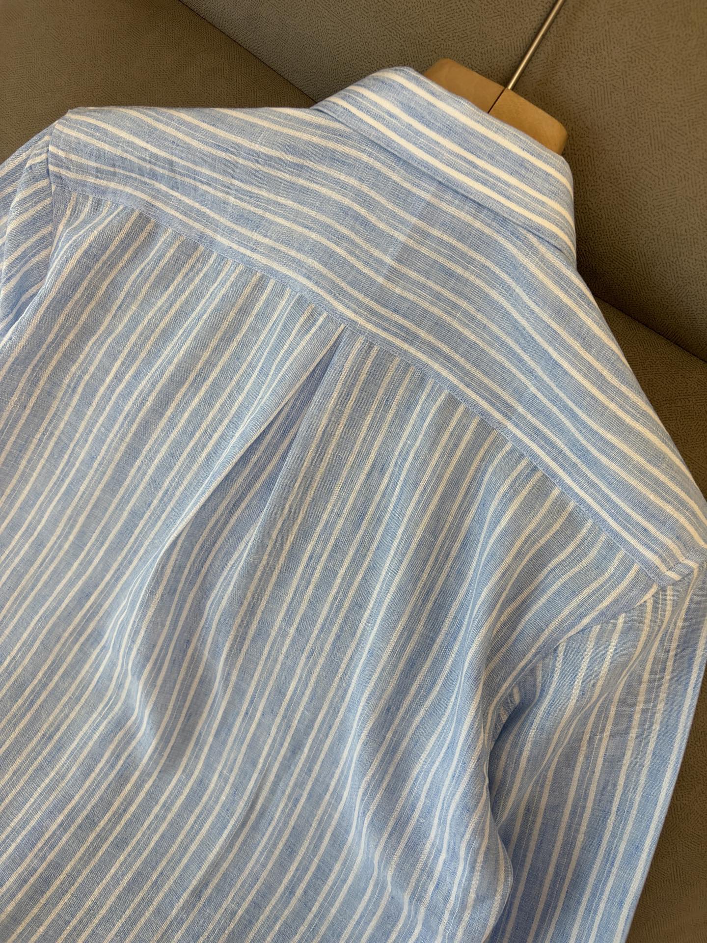 Z家男装界的天花板，这款翻领麻料衫长袖精准到每一针的细腻工艺，完全区别于普通面料裁剪。线条流畅，版型挺括