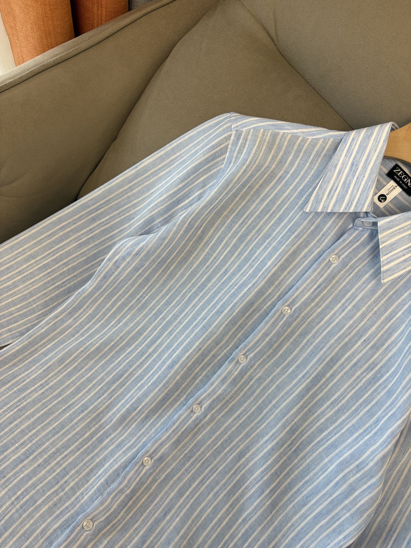 Z家男装界的天花板，这款翻领麻料衫长袖精准到每一针的细腻工艺，完全区别于普通面料裁剪。线条流畅，版型挺括