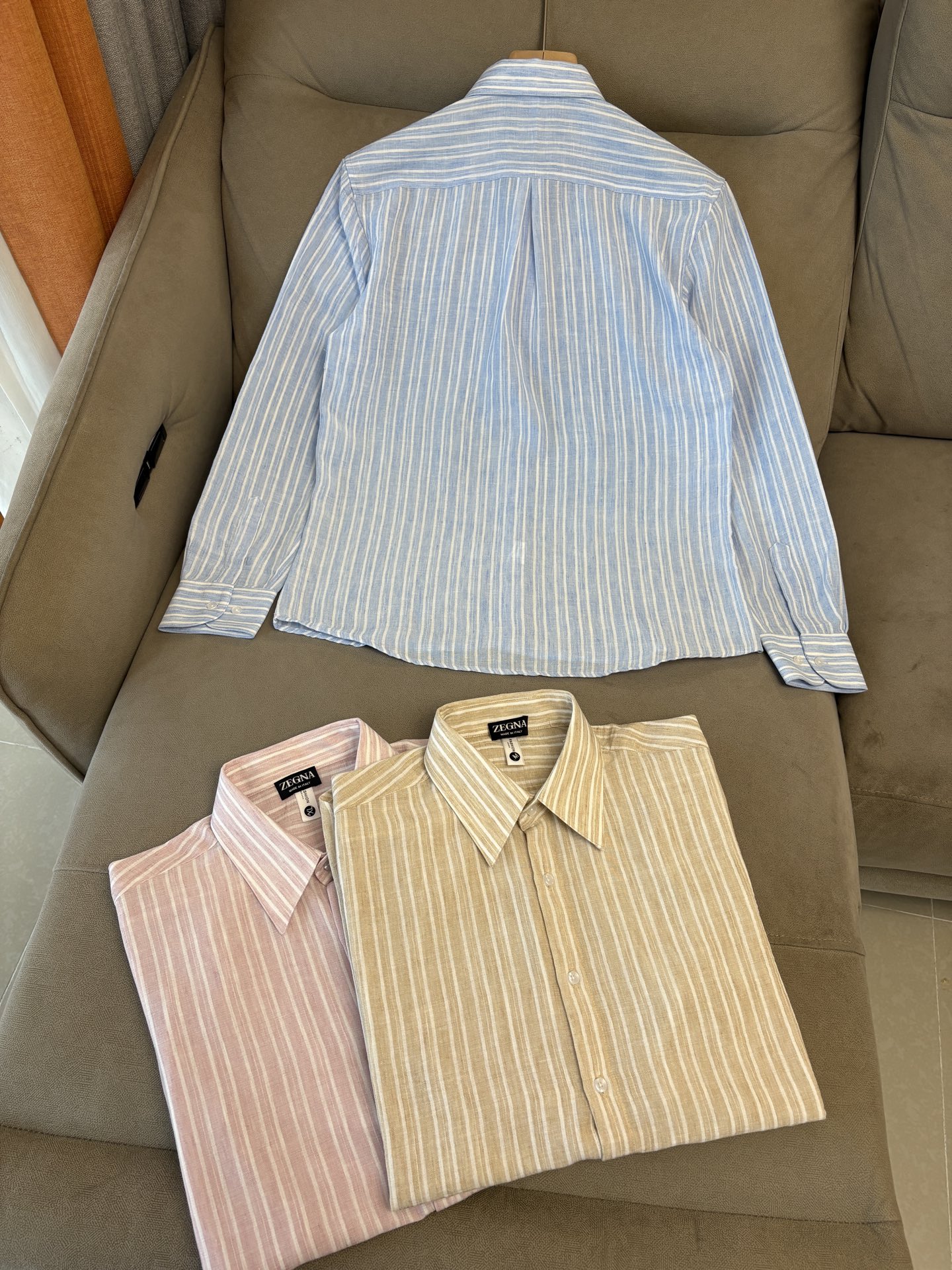 Z家男装界的天花板，这款翻领麻料衫长袖精准到每一针的细腻工艺，完全区别于普通面料裁剪。线条流畅，版型挺括