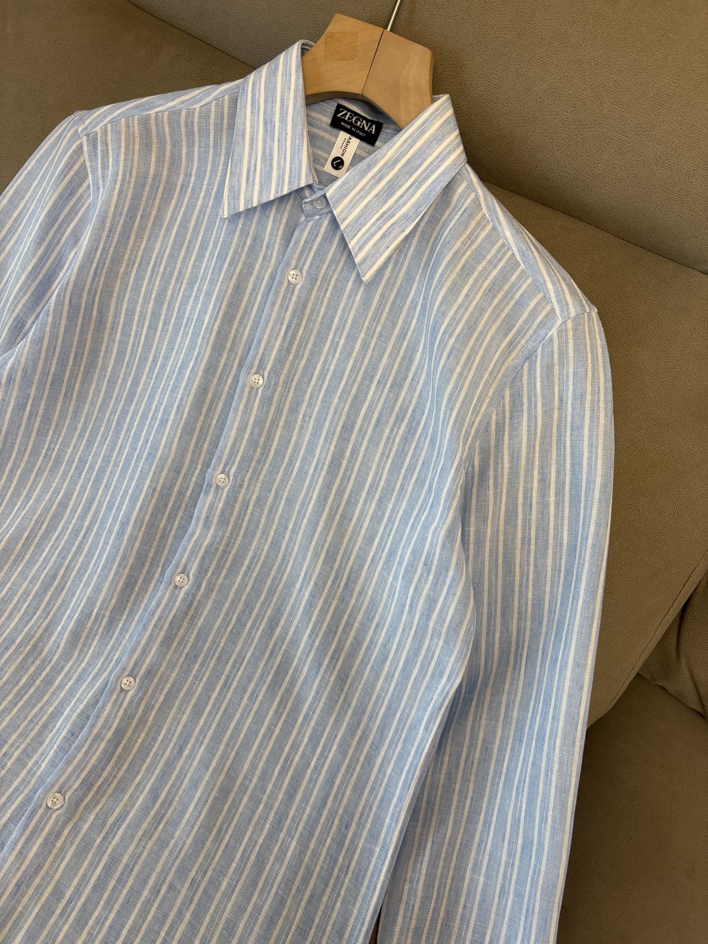 Z家男装界的天花板，这款翻领麻料衫长袖精准到每一针的细腻工艺，完全区别于普通面料裁剪。线条流畅，版型挺括