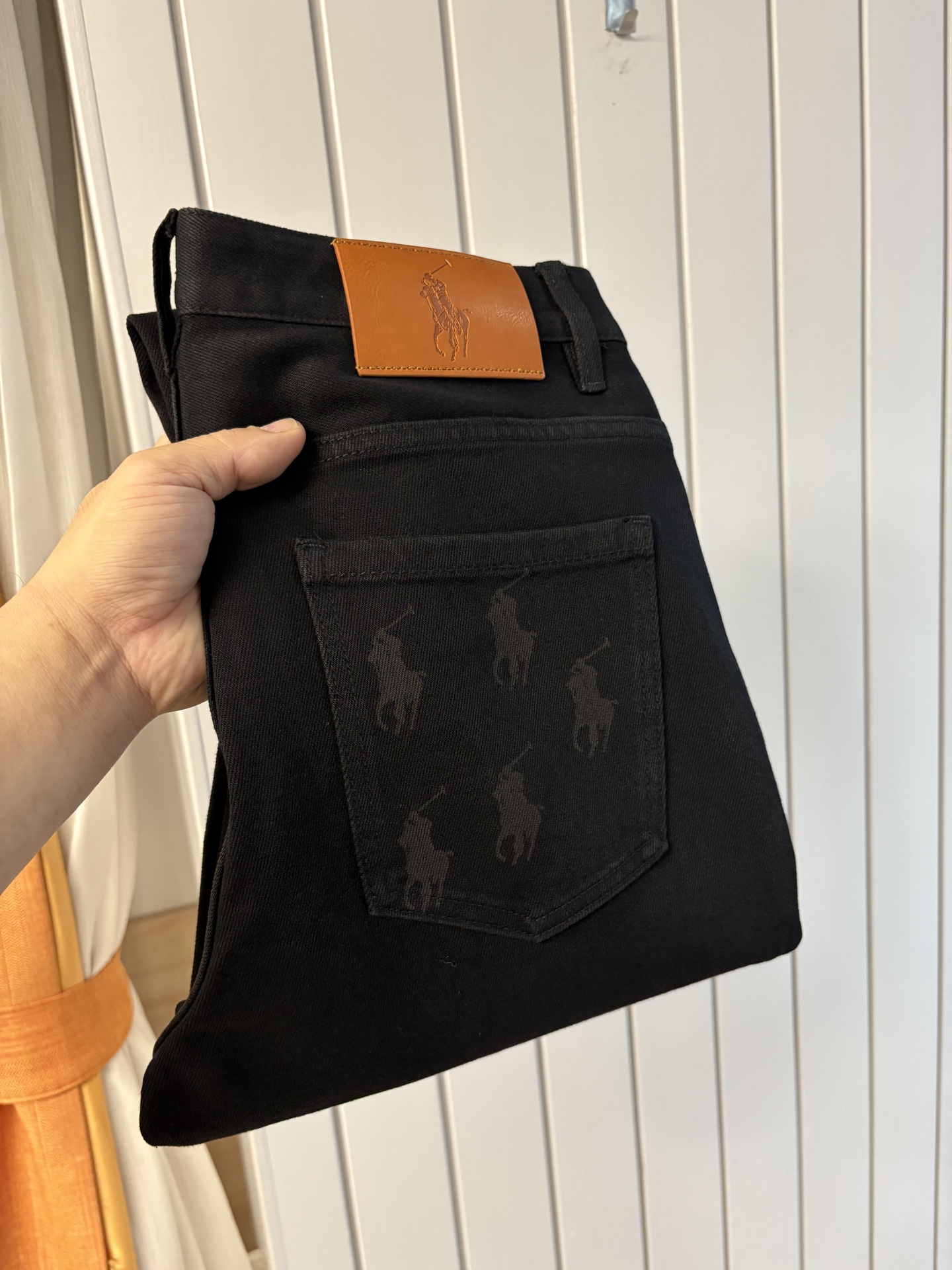 NO:496908,A pair of jeans with super stylish straight plate shape, customized original washing denim fabric, unique design, top-grade embroidery craft letter pattern logo, original hardware and auxiliary decoration, extremely superior jeans, the materials and craftsmanship are extremely luxurious and exquisite, extremely high-end, handsome and stylish, recommended, 005 yards 29-38 without 35; 37, jeans, alexander wang19860909直筒板型超级有范儿的一款牛仔裤,定制原版水洗牛仔面料,独特设计,顶级刺绣工艺字母图案logo,原版五金辅料装饰,极为翘楚的一款牛仔裤,用料与工艺都极致奢华精湛,档次极高,上身帅气有型,推荐,005码数29-38没35；37,,jeans,alexander wang,Men's clothing