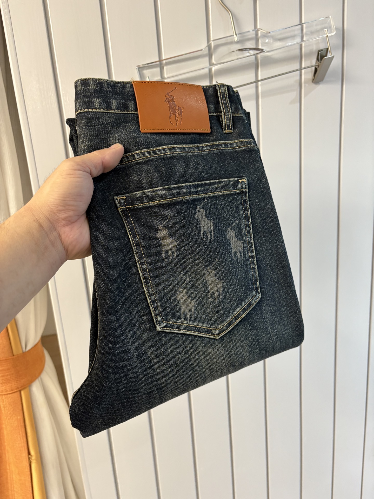 NO:495140,A pair of jeans with super stylish straight plate shape, customized original washing denim fabric, unique design, top-grade embroidery craft letter pattern logo, original hardware and auxiliary decoration, extremely superior jeans, the materials and craftsmanship are extremely luxurious and exquisite, extremely high-end, handsome and stylish, recommended, 005 yards 29-38 without 35; 37, jeans, alexander wang19860909直筒板型超级有范儿的一款牛仔裤,定制原版水洗牛仔面料,独特设计,顶级刺绣工艺字母图案logo,原版五金辅料装饰,极为翘楚的一款牛仔裤,用料与工艺都极致奢华精湛,档次极高,上身帅气有型,推荐,005码数29-38没35；37,,jeans,alexander wang,Men's clothing