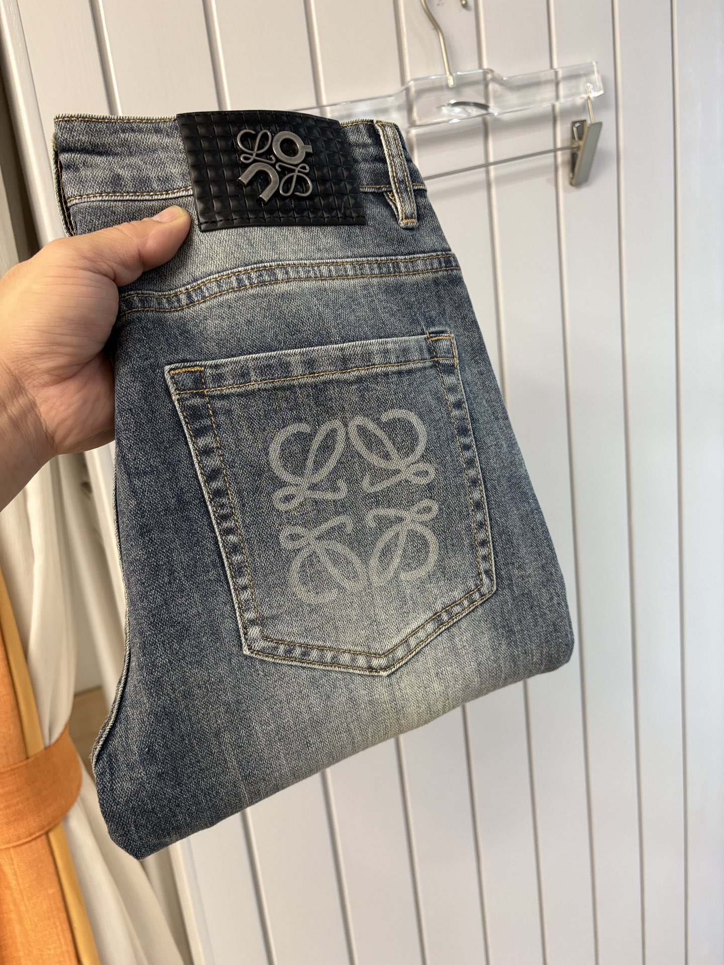 NO:496912,A super stylish jeans, customized original washing denim fabric, unique design, top-grade embroidery craft letter pattern logo, original hardware and auxiliary decoration, an extremely superior jeans, the materials and craftsmanship are extremely luxurious and exquisite, the grade is extremely high, the upper body is handsome and stylish, recommended, 005 yards 29-38 without 35; 37, jeans, alexander wang19860909超级有范儿的一款牛仔裤,定制原版水洗牛仔面料,独特设计,顶级刺绣工艺字母图案logo,原版五金辅料装饰,极为翘楚的一款牛仔裤,用料与工艺都极致奢华精湛,档次极高,上身帅气有型,推荐,005码数29-38没35；37,,jeans,alexander wang,Men's clothing