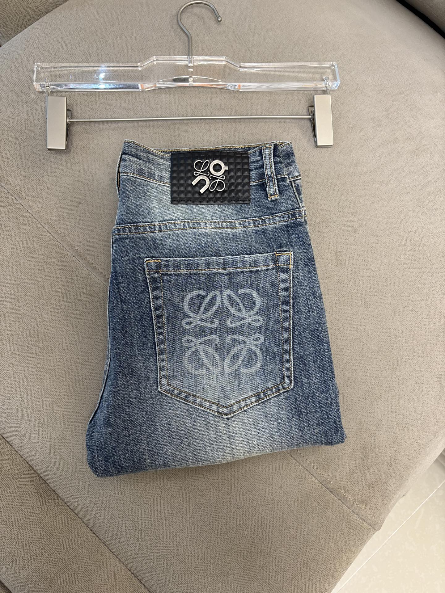 NO:495147,A super stylish jeans, customized original washing denim fabric, unique design, top-grade embroidery craft letter pattern logo, original hardware and auxiliary decoration, an extremely superior jeans, the materials and craftsmanship are extremely luxurious and exquisite, the grade is extremely high, the upper body is handsome and stylish, recommended, 005 yards 29-38 without 35; 37, jeans, alexander wang19860909超级有范儿的一款牛仔裤,定制原版水洗牛仔面料,独特设计,顶级刺绣工艺字母图案logo,原版五金辅料装饰,极为翘楚的一款牛仔裤,用料与工艺都极致奢华精湛,档次极高,上身帅气有型,推荐,005码数29-38没35；37,,jeans,alexander wang,Men's clothing