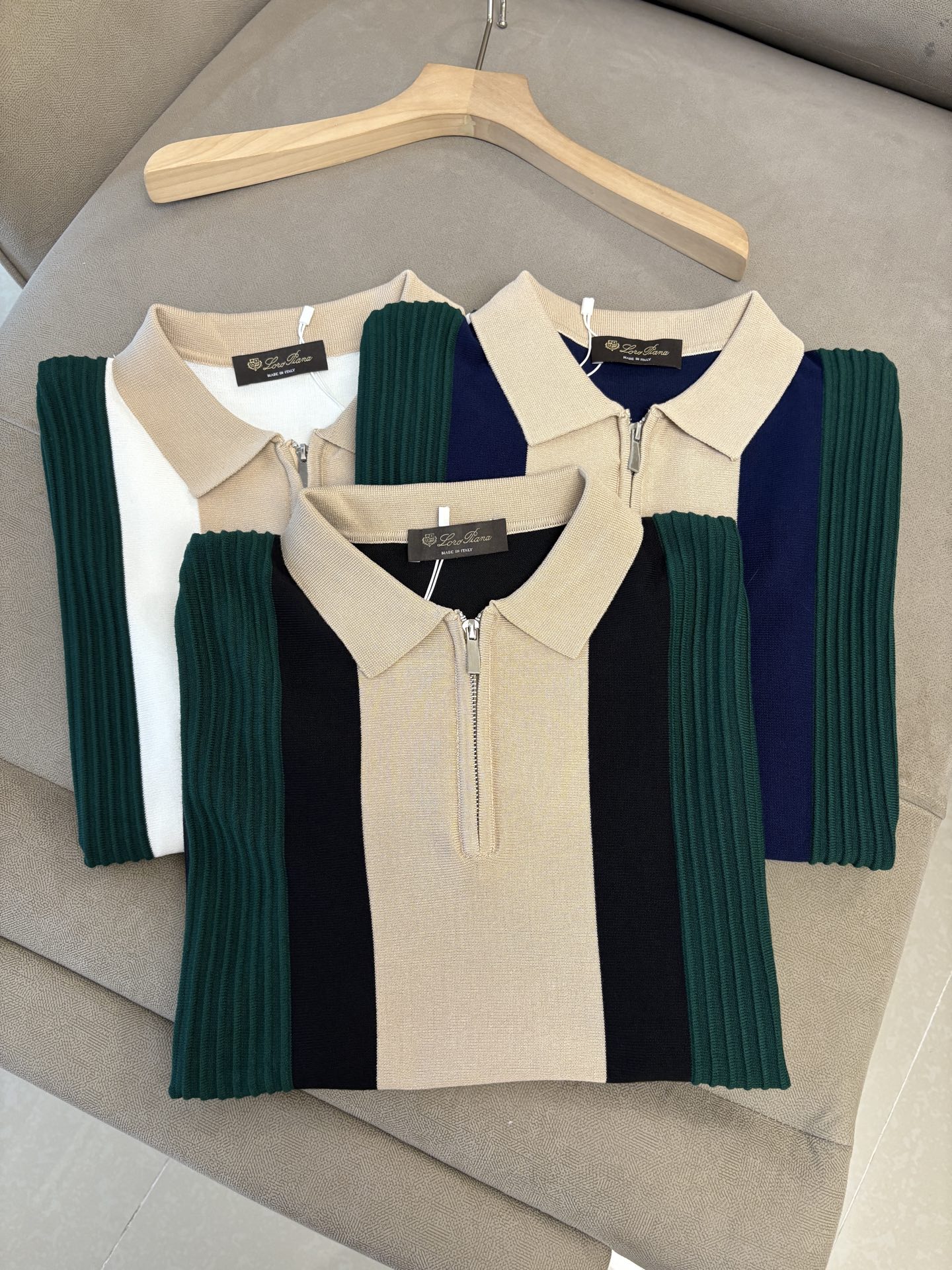 NO:495153,Time-consuming King' diamond jacquard design selects ultra-fine high-quality yarn lapel short-sleeved men's collection 'Time-consuming King' round neck and elegant craftsmanship, which is high-end when touching the skin. Craftsmanship and diamond hollow jacquard are carved with three-dimensional diamond jacquard that takes months to carve, woven architectural aesthetic texture between warp and weft, and the light and shadow penetrate, showing low-key luxury when light and shadow penetrate, and every move shows low-key luxury. Classic grid lapel short-sleeved design Simple lapel outlines neat lines, short-sleeved cut adapts to multiple scenes - layered suits during business meetings show elegance, casual wear reveals gentleman's taste, and the collection style never fades. The ultimate quality testimony of details Precision turning ensures that the seams are flat, the bone position is reinforced and durable without deformation; the neckline threads have been washed and tested, and they are still as crisp as new as they wear for a long time, and every detail is a testimony of 'time-consuming'. Code M-3XL001  020, T-shirt,business suit,alexander wang19860909耗时王”菱形提花设计甄选超细优质纱线翻领短袖男士典藏款「耗时王」圆领奢雅工艺,触肤即高阶. 匠心底蕴菱形镂空提花 耗时数月雕琢的立体菱形提花,经纬间织就建筑美学肌理,光影穿透时显隐交错,举手投足尽展低调奢华. 经典型格翻领短袖设计 简约翻领勾勒利落线条,短袖剪裁适配多场景——商务会晤时叠搭西装显儒雅,休闲时光单穿流露绅士品味,典藏款型永不褪色. 细节至臻品质见证 精密车工确保接缝平整,骨位加固耐穿不变形；领口螺纹经水洗测试,久穿仍挺括如新,每一处细节皆为「耗时」证言. 码数M-3XL001 020,,T-shirt,business suit,alexander wang,Men's clothing