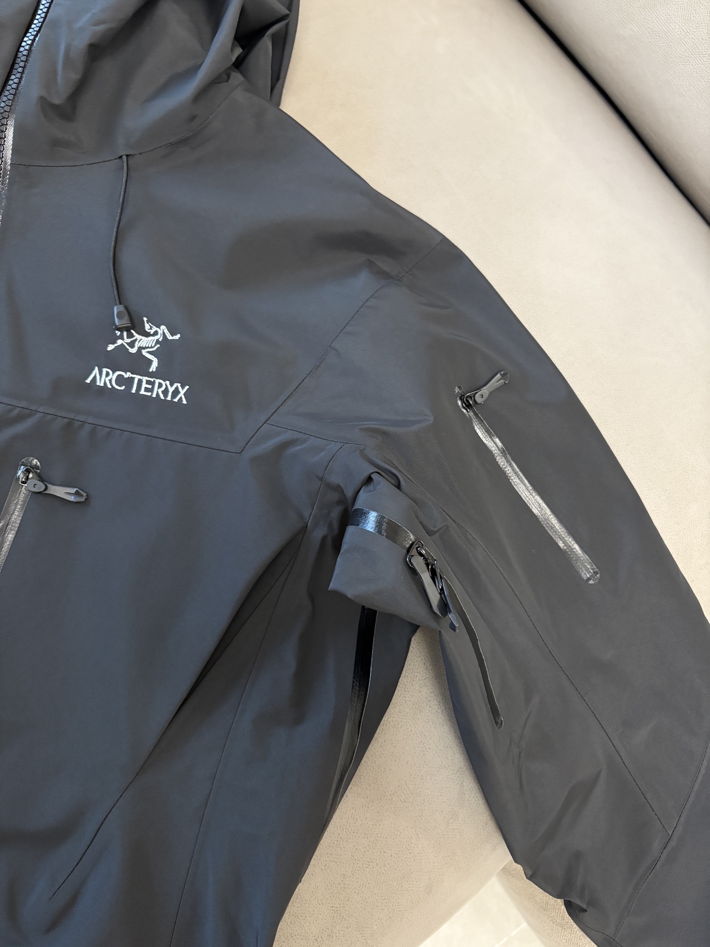 爆款 顶配 Beta SL冲锋衣是一款专为户外探险设计的高性能外套。采用GORE-TEX 面料。具备卓越