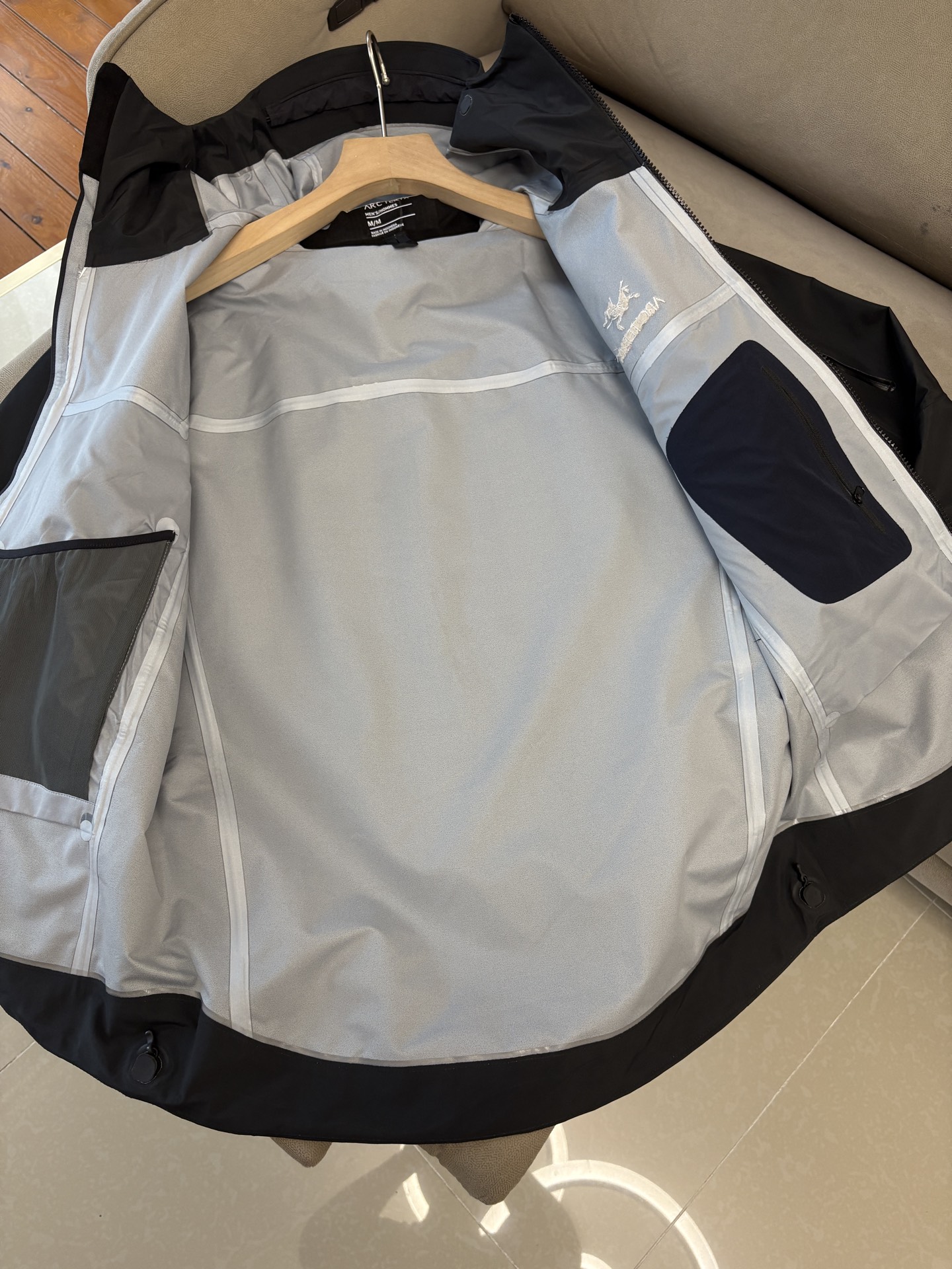 爆款 顶配 Beta SL冲锋衣是一款专为户外探险设计的高性能外套。采用GORE-TEX 面料。具备卓越