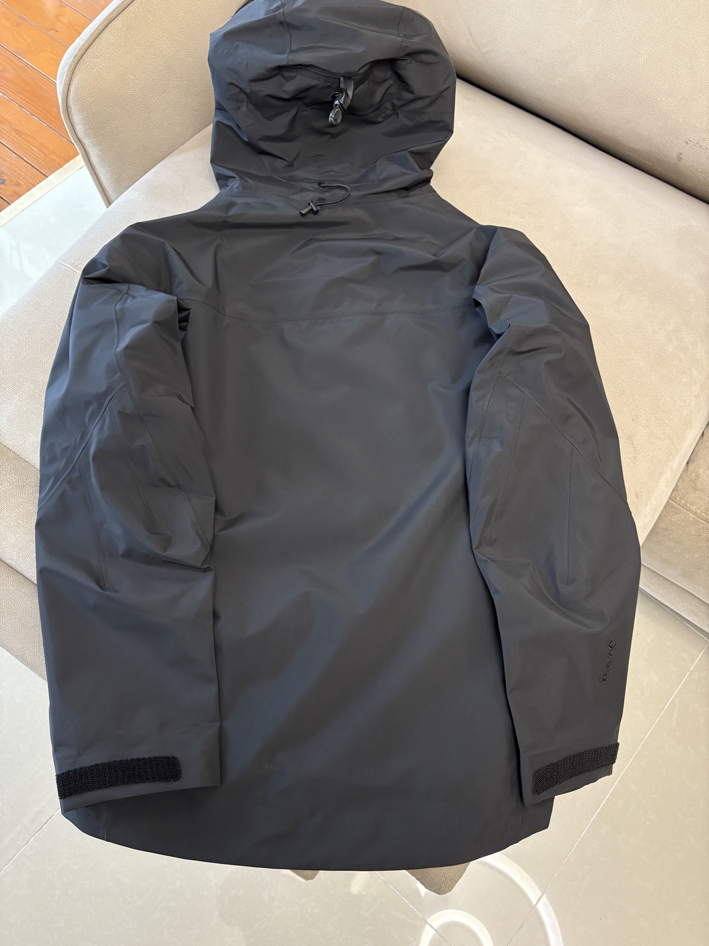 爆款 顶配 Beta SL冲锋衣是一款专为户外探险设计的高性能外套。采用GORE-TEX 面料。具备卓越