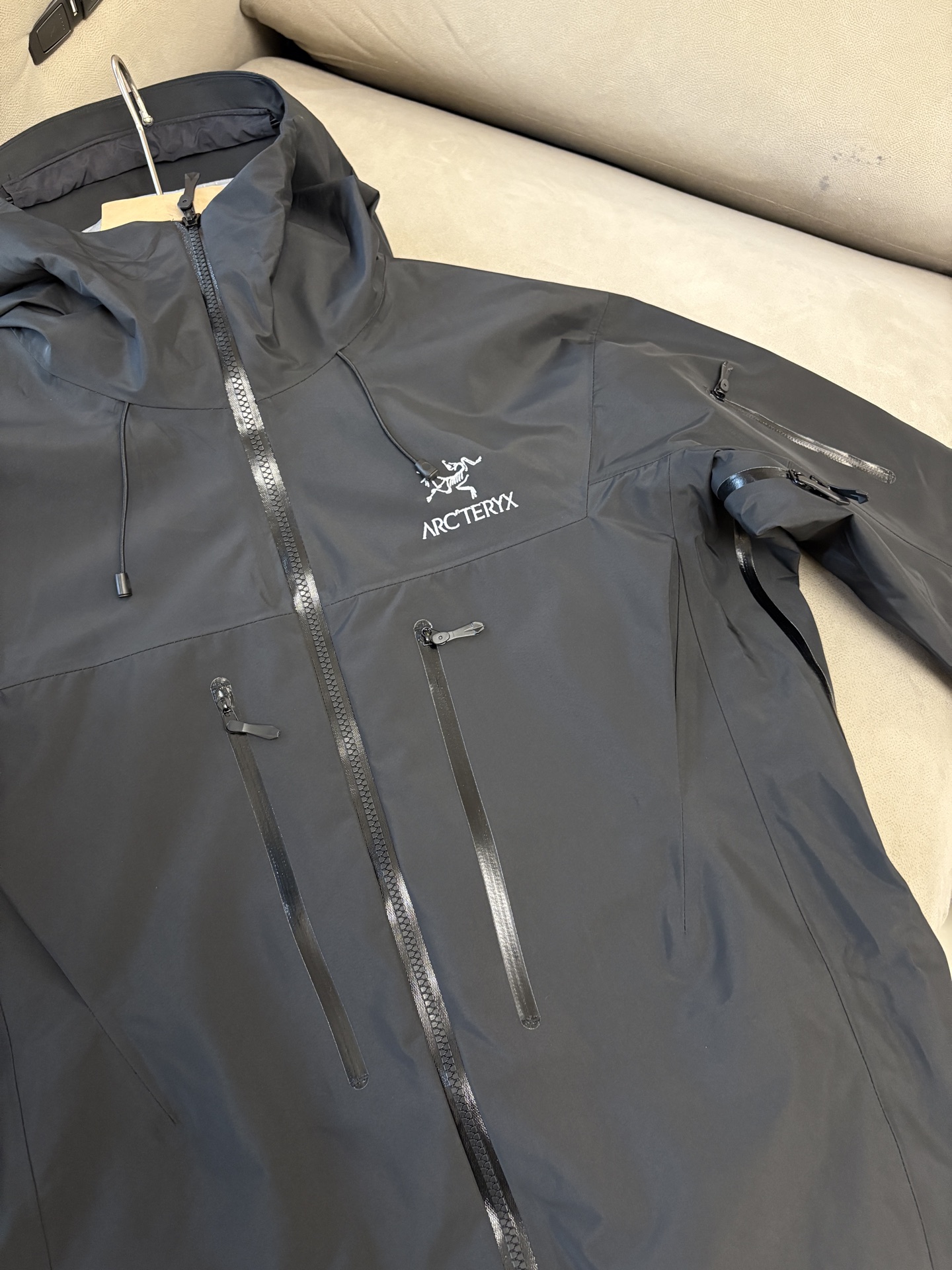 爆款 顶配 Beta SL冲锋衣是一款专为户外探险设计的高性能外套。采用GORE-TEX 面料。具备卓越