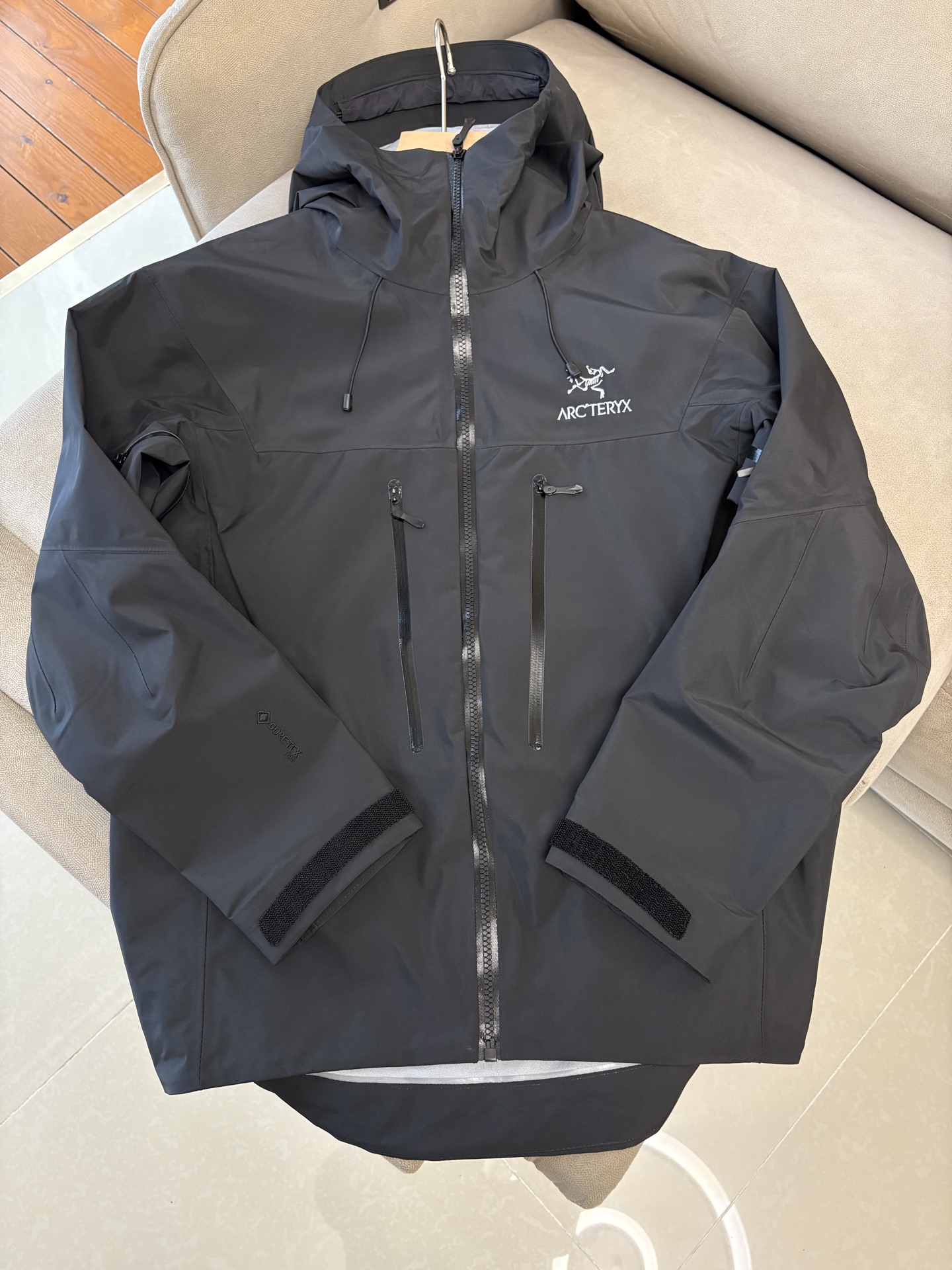 NO:500815,Top-up Beta SL jacket is a high-performance jacket designed for outdoor adventure. It is made of GORE-TEX fabric. It has excellent waterproof and breathable properties to ensure that it remains dry and comfortable in bad weather. Its high-quality design makes it easy to carry and is ideal for long-term hiking and traveling. The new Beta SL color is not only fashionable and eye-catching, but also increases visibility during outdoor activities and improves safety. The unique StormHood hood design provides comprehensive head protection without affecting the field of view. The underarm zipper design enhances breathability and prevents overheating. Whether it is mountaineering, hiking or daily commuting, the Archaeoptera Beta SL Sequoia jacket is an indispensable choice for you. Size M-XXXL, arc'teryx, jackets & coats,hats,alexander wang19860909爆款 顶配 Beta SL冲锋衣是一款专为户外探险设计的高性能外套. 采用GORE-TEX 面料. 具备卓越的防水透气性能,确保在恶劣天气下依然保持干爽舒适. 其高质量设计使其便于携带,非常适合长时间的徒步和旅行. Beta SL新色不仅时尚亮眼,还增加了户外活动中的可见性,提升安全性.独特的 StormHood帽兜设计,提供全面的头部保护,同时不影响视野. 腋下拉链设计增强了透气性,防止过热.无论是登山、徒步还是日常通勤,始祖鸟Beta SL红杉色冲锋衣都是您不可或缺的理想选择. 尺码M-XXXL,arc'teryx,jackets & coats,hats,alexander wang,Men's clothing