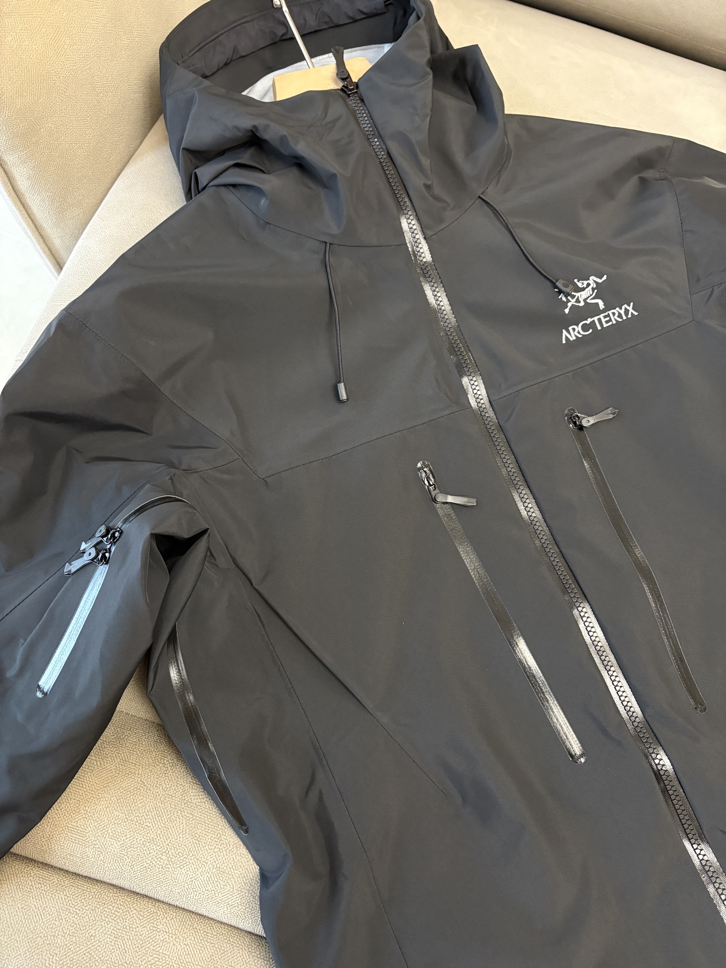 爆款 顶配 Beta SL冲锋衣是一款专为户外探险设计的高性能外套。采用GORE-TEX 面料。具备卓越