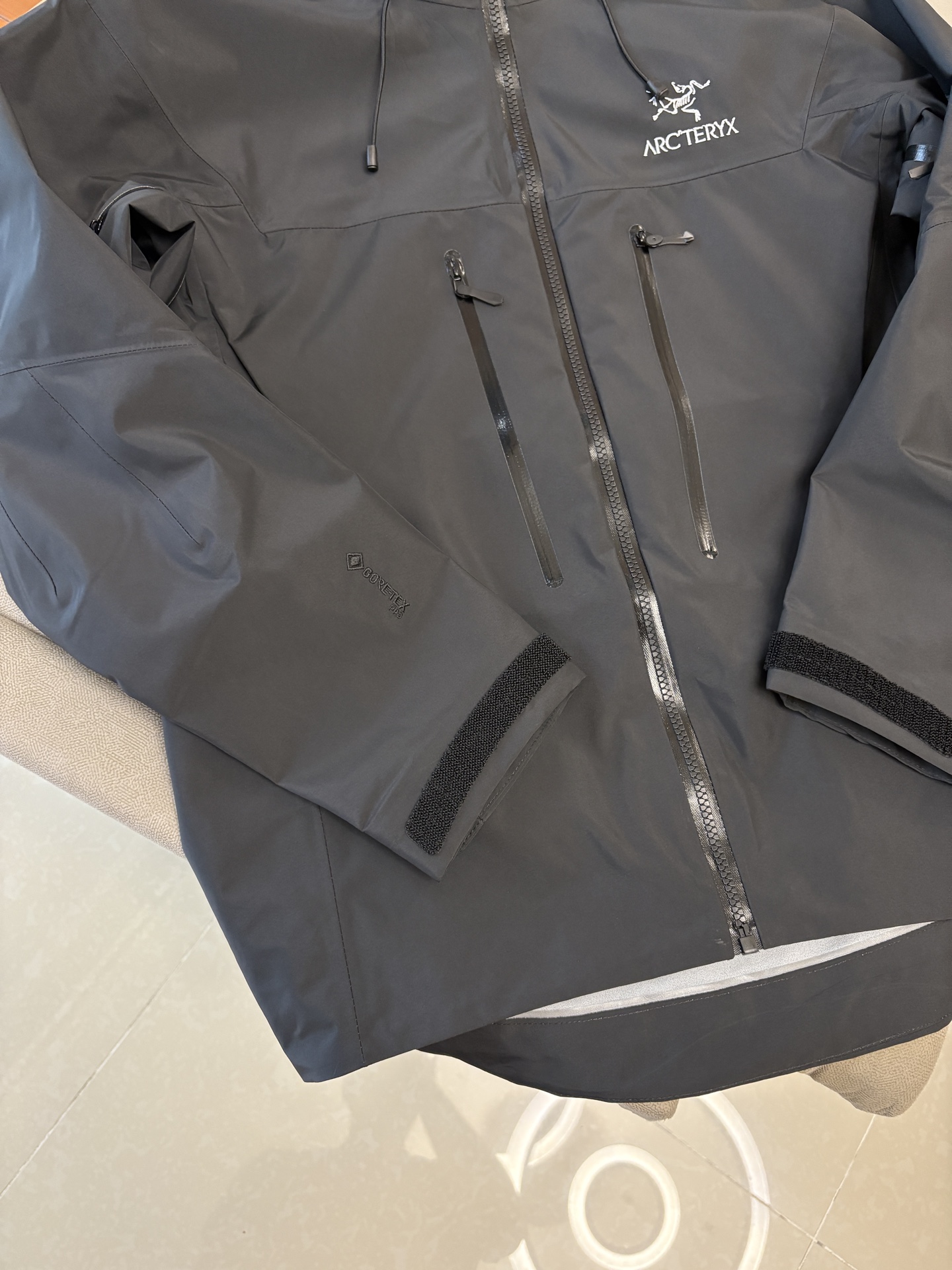 爆款 顶配 Beta SL冲锋衣是一款专为户外探险设计的高性能外套。采用GORE-TEX 面料。具备卓越