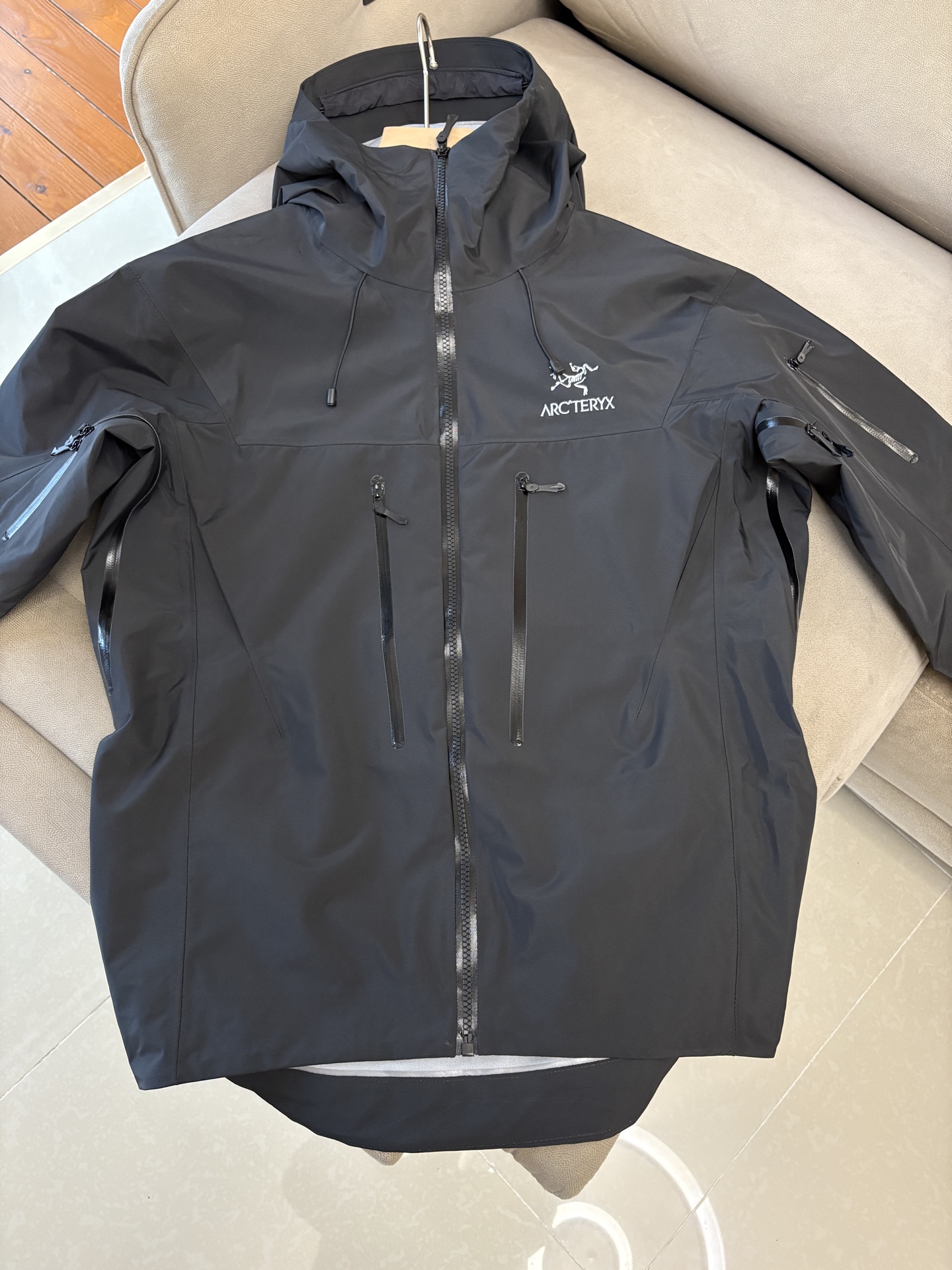 爆款 顶配 Beta SL冲锋衣是一款专为户外探险设计的高性能外套。采用GORE-TEX 面料。具备卓越