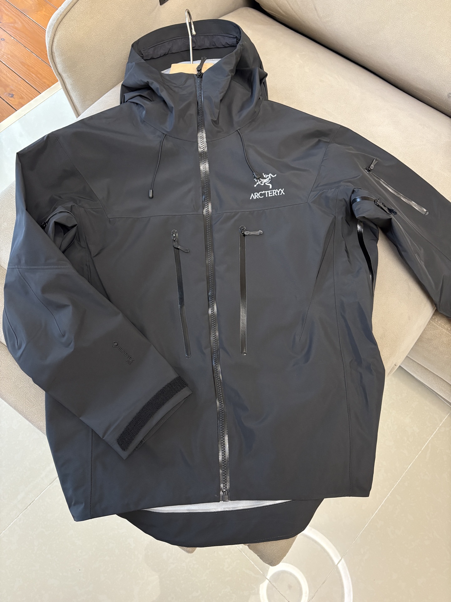 爆款 顶配 Beta SL冲锋衣是一款专为户外探险设计的高性能外套。采用GORE-TEX 面料。具备卓越