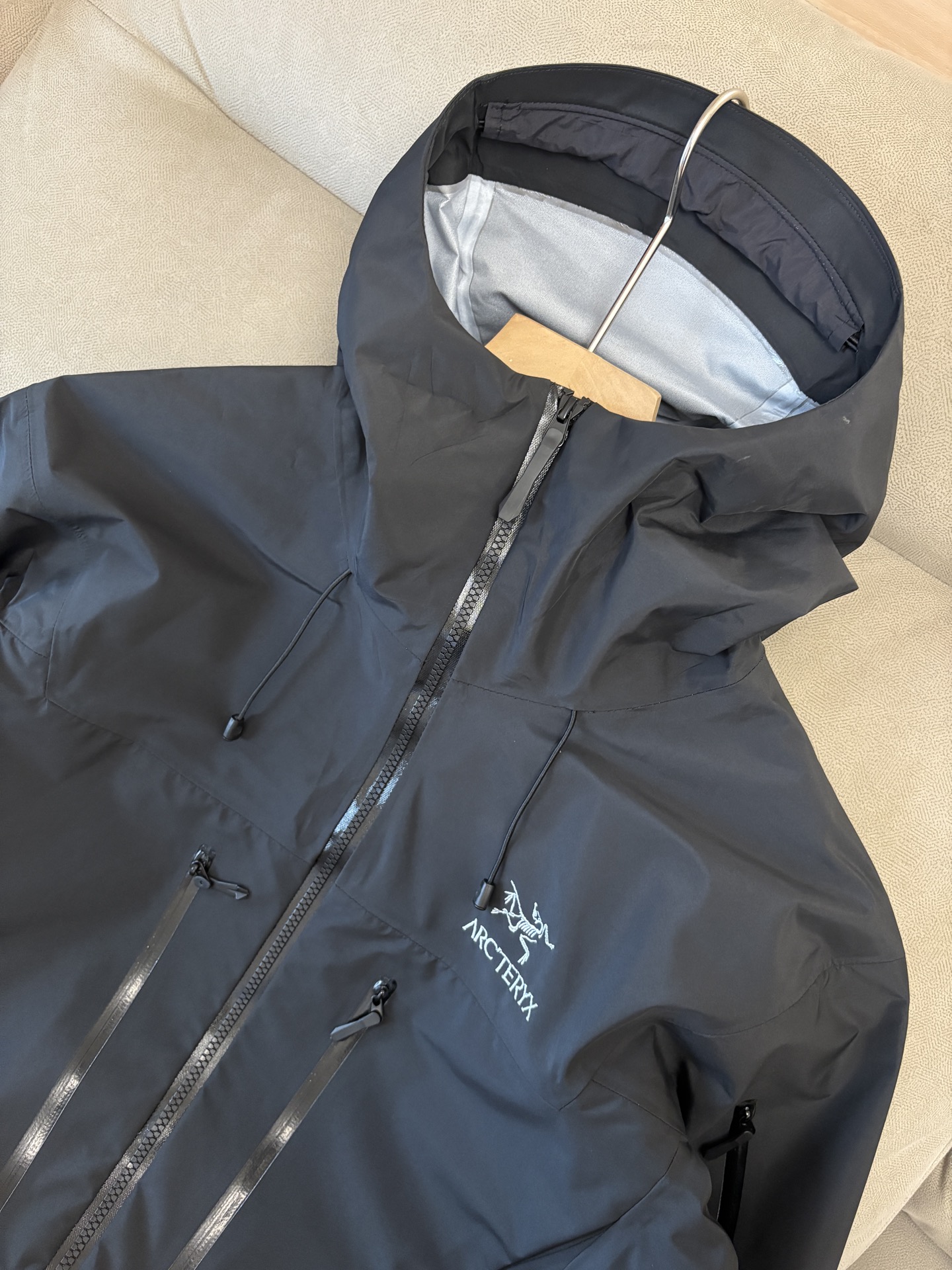 爆款 顶配 Beta SL冲锋衣是一款专为户外探险设计的高性能外套。采用GORE-TEX 面料。具备卓越