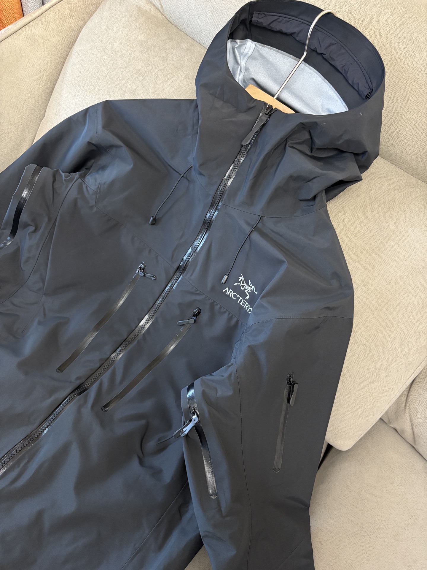 爆款 顶配 Beta SL冲锋衣是一款专为户外探险设计的高性能外套。采用GORE-TEX 面料。具备卓越