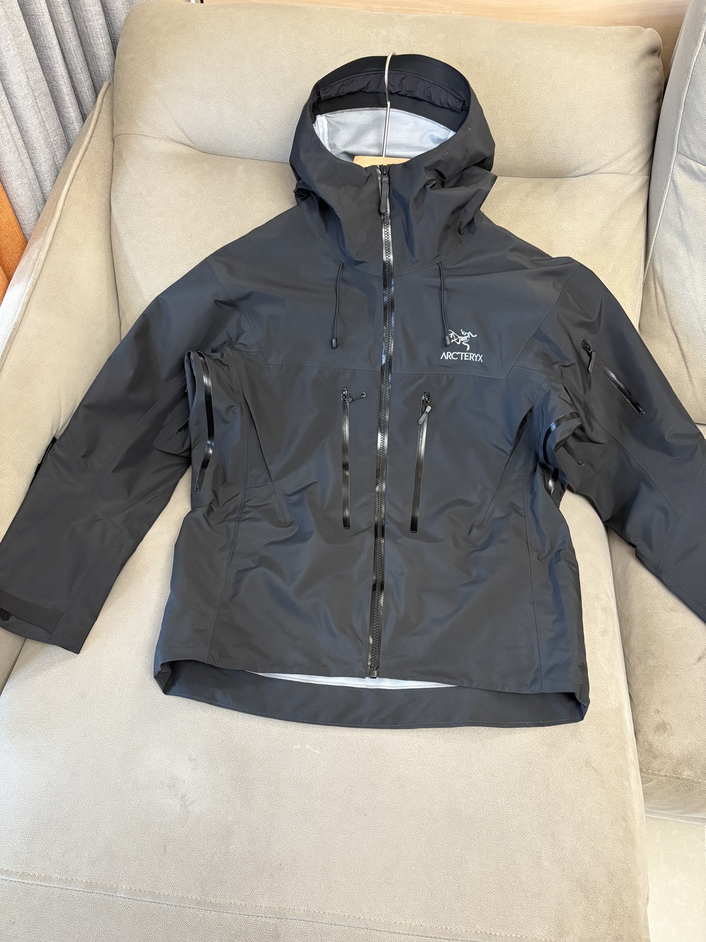 爆款 顶配 Beta SL冲锋衣是一款专为户外探险设计的高性能外套。采用GORE-TEX 面料。具备卓越