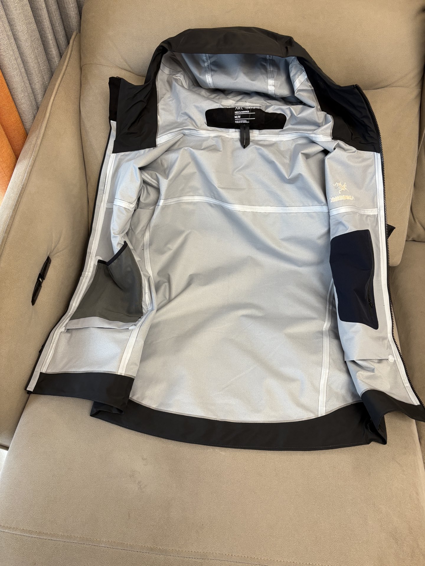 爆款 顶配 Beta SL冲锋衣是一款专为户外探险设计的高性能外套。采用GORE-TEX 面料。具备卓越