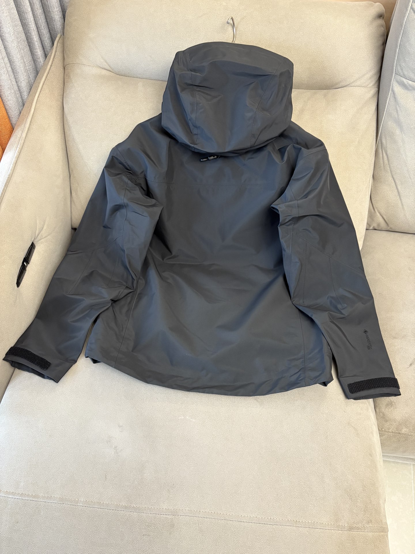 爆款 顶配 Beta SL冲锋衣是一款专为户外探险设计的高性能外套。采用GORE-TEX 面料。具备卓越