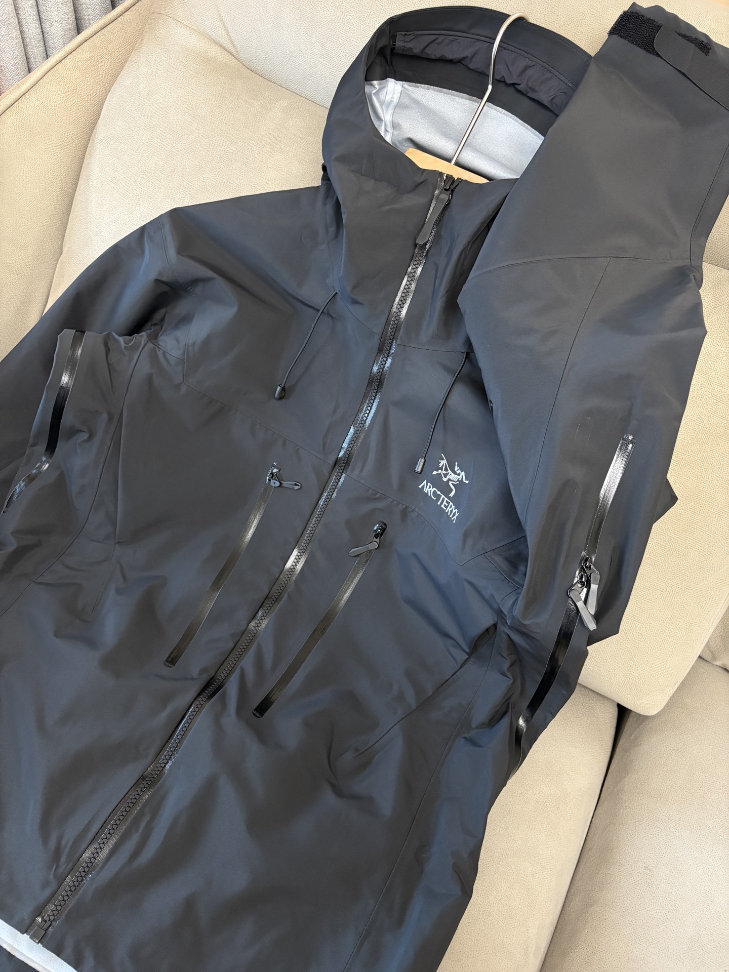 爆款 顶配 Beta SL冲锋衣是一款专为户外探险设计的高性能外套。采用GORE-TEX 面料。具备卓越