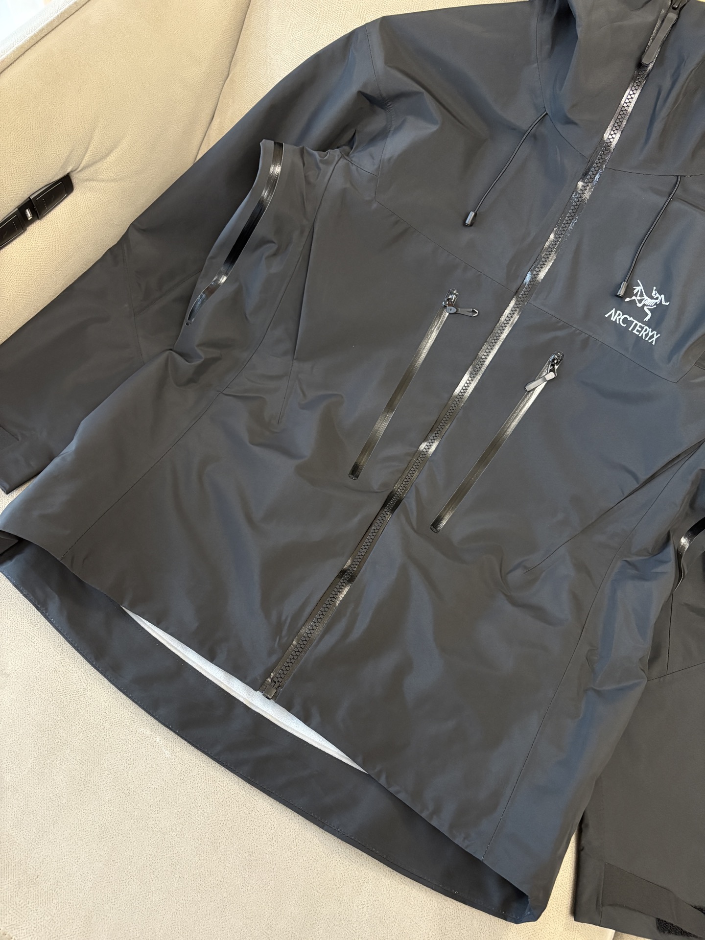 爆款 顶配 Beta SL冲锋衣是一款专为户外探险设计的高性能外套。采用GORE-TEX 面料。具备卓越