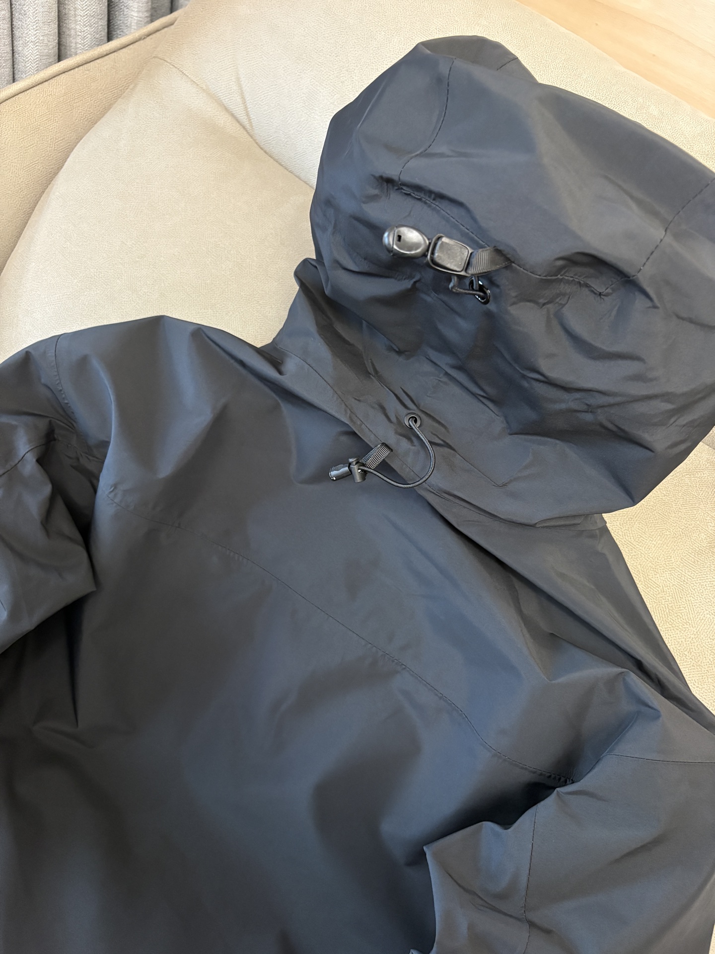 爆款 顶配 Beta SL冲锋衣是一款专为户外探险设计的高性能外套。采用GORE-TEX 面料。具备卓越