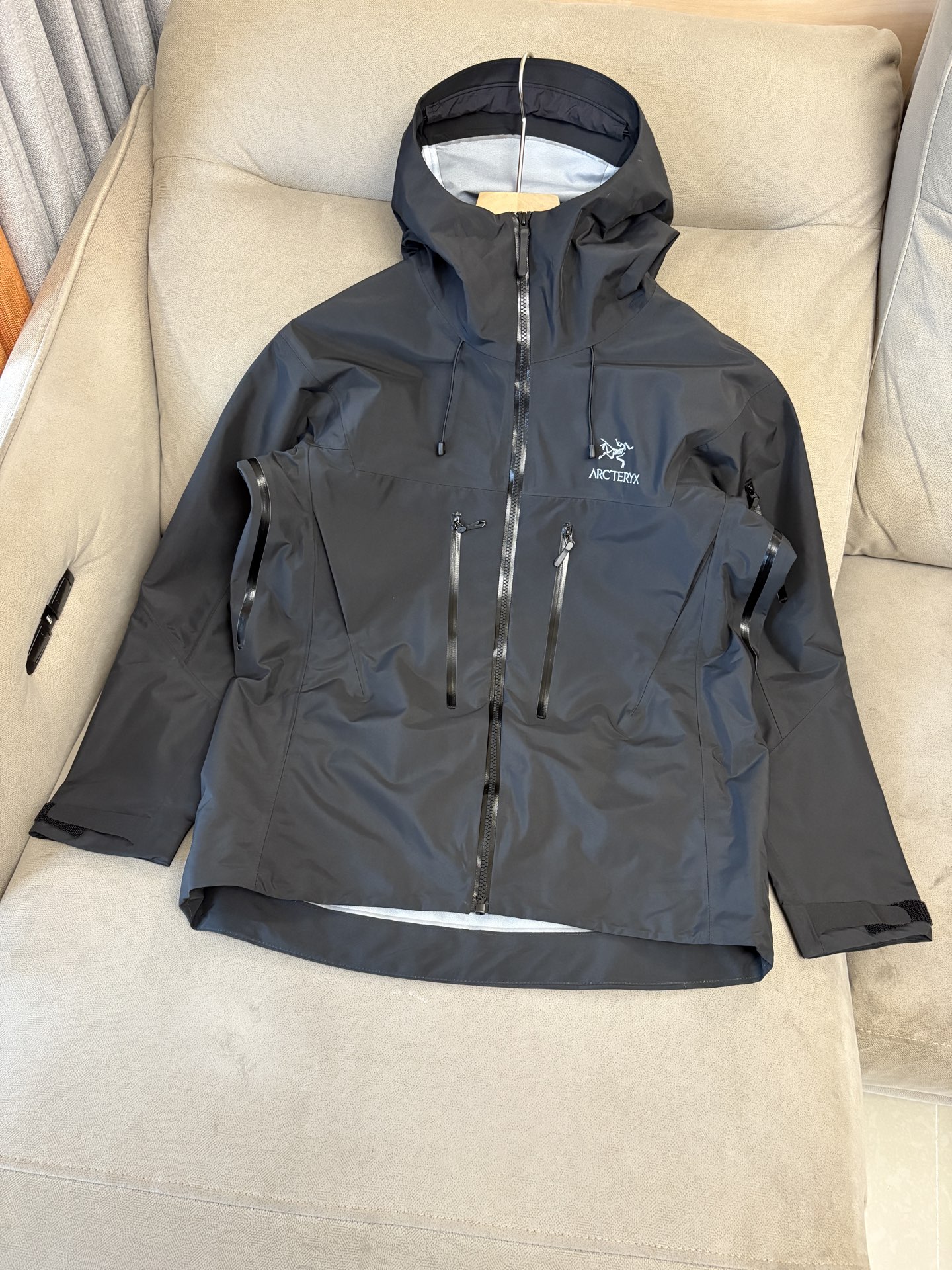 NO:522100,Top-up Beta SL jacket is a high-performance jacket designed for outdoor adventure. It is made of GORE-TEX fabric. It has excellent waterproof and breathable properties to ensure that it remains dry and comfortable in bad weather. Its high-quality design makes it easy to carry and is ideal for long-term hiking and traveling. The new Beta SL color is not only fashionable and eye-catching, but also increases visibility during outdoor activities and improves safety. The unique StormHood hood design provides comprehensive head protection without affecting the field of view. The underarm zipper design enhances breathability and prevents overheating. Whether it is mountaineering, hiking or daily commuting, the Archaeoptera Beta SL Sequoia jacket is an indispensable choice for you. Size M-XXXL, arc'teryx, jackets & coats,hats,alexander wang19860909爆款 顶配 Beta SL冲锋衣是一款专为户外探险设计的高性能外套. 采用GORE-TEX 面料. 具备卓越的防水透气性能,确保在恶劣天气下依然保持干爽舒适. 其高质量设计使其便于携带,非常适合长时间的徒步和旅行. Beta SL新色不仅时尚亮眼,还增加了户外活动中的可见性,提升安全性.独特的 StormHood帽兜设计,提供全面的头部保护,同时不影响视野. 腋下拉链设计增强了透气性,防止过热.无论是登山、徒步还是日常通勤,始祖鸟Beta SL红杉色冲锋衣都是您不可或缺的理想选择. 尺码M-XXXL,arc'teryx,jackets & coats,hats,alexander wang,Men's clothing