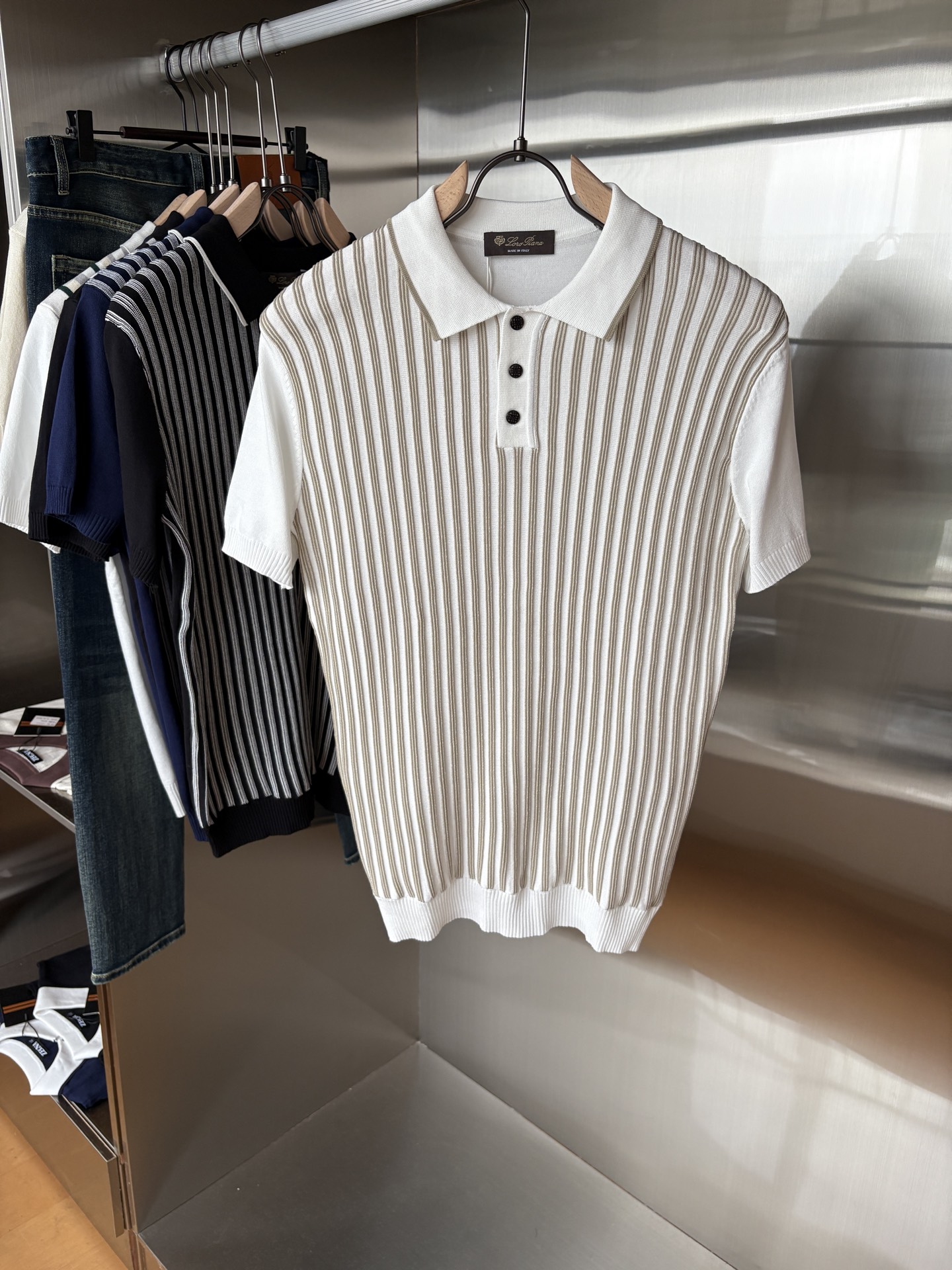 NO:495171,Time-consuming King' diamond jacquard design selects ultra-fine high-quality yarn lapel short-sleeved men's collection 'Time-consuming King' round neck and elegant craftsmanship, which is high-end when touching the skin. Craftsmanship and diamond hollow jacquard, three-dimensional diamond jacquard that takes several months to carve, woven architectural aesthetic texture between warp and weft, and the light and shadow penetrate, showing low-key luxury when light and shadow penetrate, and every move shows low-key luxury. Classic grid lapel short-sleeved design Simple lapel outlines neat lines, short-sleeved cut adapts to multiple scenes - layered suits during business meetings show elegance, casual wear reveals gentleman's taste, and the collection style never fades. The ultimate quality testimony of details Precision turning ensures that the seams are flat, the bone position is reinforced and durable without deformation; the neckline threads have been washed and tested, and they are still as crisp as new as they wear for a long time, and every detail is a testimony of 'time-consuming'. Code M-3XL001  020, T-shirt,business suit,alexander wang19860909耗时王”菱形提花设计甄选超细优质纱线翻领短袖男士典藏款「耗时王」圆领奢雅工艺,触肤即高阶. 匠心底蕴菱形镂空提花 耗时数月雕琢的立体菱形提花,经纬间织就建筑美学肌理,光影穿透时显隐交错,举手投足尽展低调奢华. 经典型格翻领短袖设计 简约翻领勾勒利落线条,短袖剪裁适配多场景——商务会晤时叠搭西装显儒雅,休闲时光单穿流露绅士品味,典藏款型永不褪色. 细节至臻品质见证 精密车工确保接缝平整,骨位加固耐穿不变形；领口螺纹经水洗测试,久穿仍挺括如新,每一处细节皆为「耗时」证言. 码数M-3XL001 020,,T-shirt,business suit,alexander wang,Men's clothing