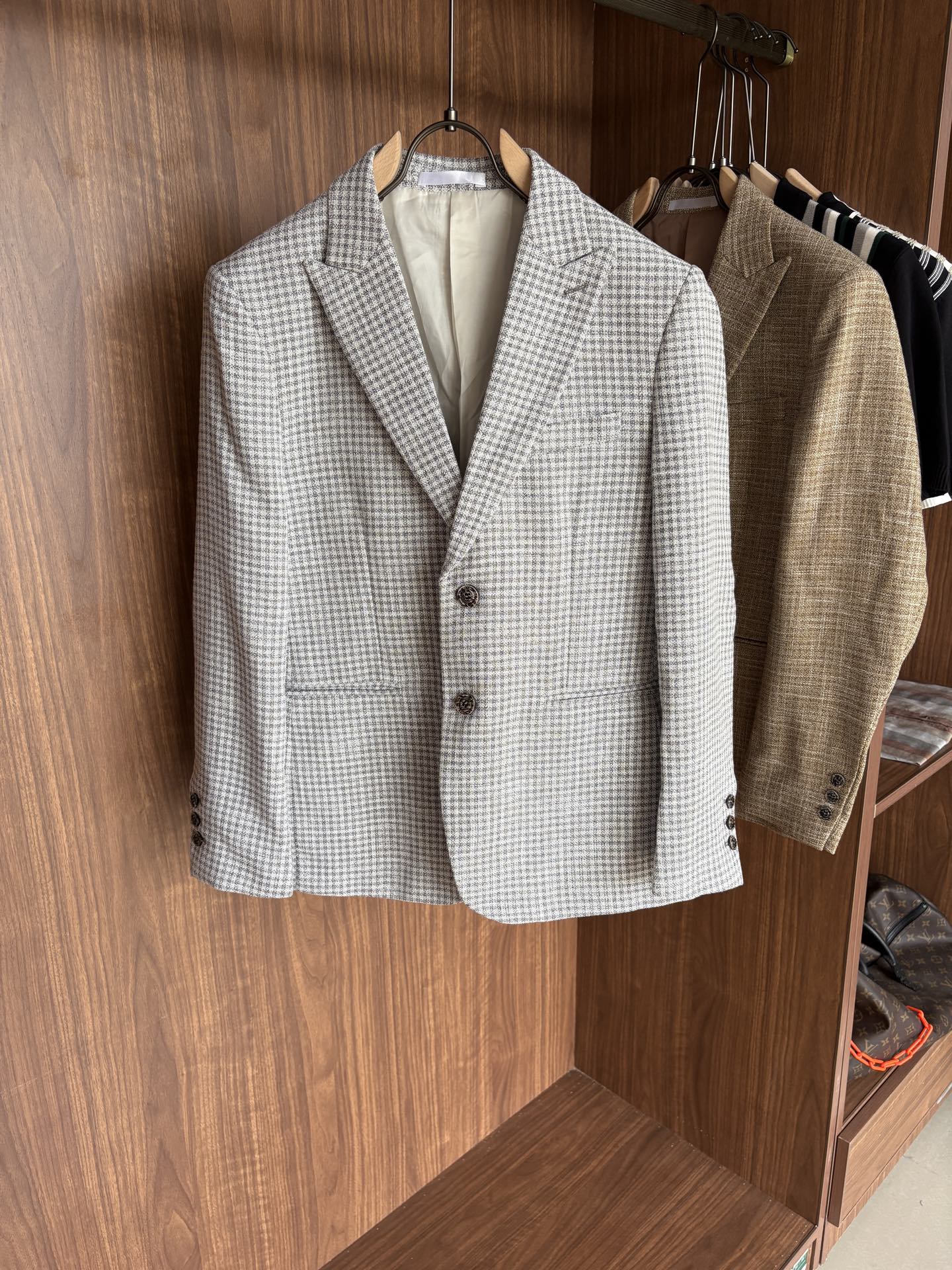 NO:496756,L;p new men's business singles!  The ultra-high-end top-tier ready-to-wear handmade series, the best in the field of suits, the world-recognized top-grade fabrics and craftsmanship level, and high-density fibers make the texture and comfort of the fabric reach the peak. The visual effect of drooping and gloss is first-class, beautiful and elegant, with gorgeous texture, and excellent gloss exudes a luxurious temperament. The fabric has been treated with no iron and wrinkle-free process and is very squeaked and stylish. The exquisite traditional handicrafts make the threads tightly sewn with silk, and has exclusive and excellent cutting technology, which conforms to rigorous ergonomic design. It is the first choice for urban elite men. It has perfect quality and first-class quality. It is very classy and stylish when giving gifts for your own use!  Code number M 3XL, business suit,alexander wang19860909L;p新款男士商务单西！超高端顶尖一线成衣手工系列,西装领域里的佼佼者,世界公认的顶级面料和工艺水平,高密度支数纤维,让面料的质感与舒适感达到登峰造极,垂感和光泽的视觉效果一流,绝美而优雅,肌理华丽十足,极好的光泽度透着贵奢气质,面料经过免烫抗皱工艺处理,非常挺刮有型,精湛的传统手工艺全贡针让走线严缝丝合,且拥有独家精良的裁剪技术,符合严谨的人体工程学设计,都市精英男士首选,品相完美一流,送礼自用都档次逼格十足！ 码数M 一3XL,,business suit,alexander wang,Men's clothing