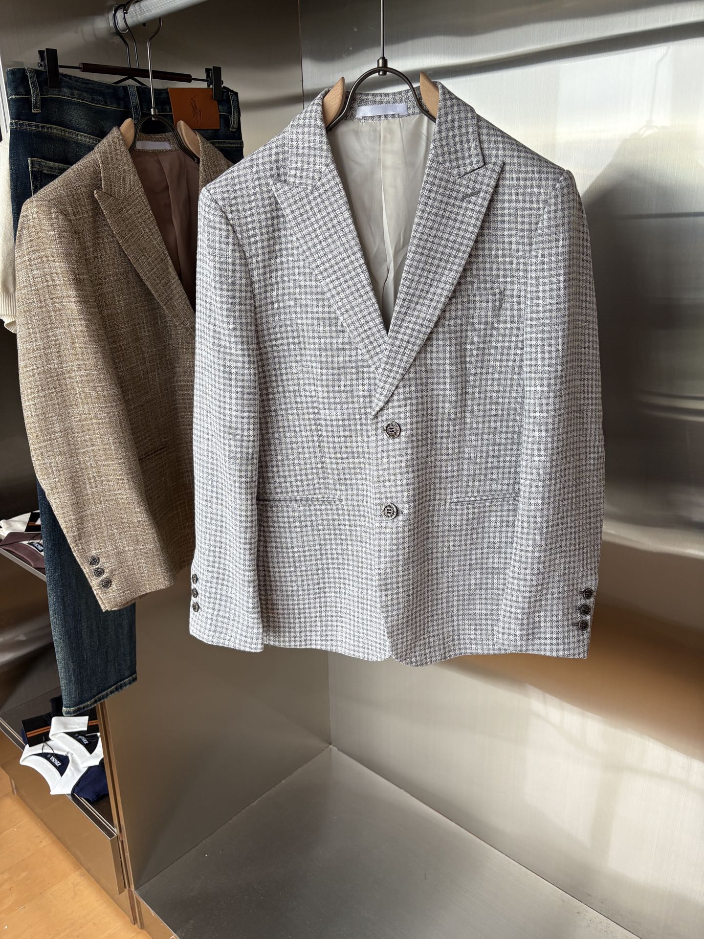 NO:499230,L;p new men's business singles!  The ultra-high-end top-tier ready-to-wear handmade series, the best in the field of suits, the world-recognized top-grade fabrics and craftsmanship level, and high-density fibers make the texture and comfort of the fabric reach the peak. The visual effect of drooping and gloss is first-class, beautiful and elegant, with gorgeous texture, and excellent gloss exudes a luxurious temperament. The fabric has been treated with no iron and wrinkle-free process and is very squeaked and stylish. The exquisite traditional handicrafts make the threads tightly sewn with silk, and has exclusive and excellent cutting technology, which conforms to rigorous ergonomic design. It is the first choice for urban elite men. It has perfect quality and first-class quality. It is very classy and stylish when giving gifts for your own use!  Code number M 3XL, business suit,alexander wang19860909L;p新款男士商务单西！超高端顶尖一线成衣手工系列,西装领域里的佼佼者,世界公认的顶级面料和工艺水平,高密度支数纤维,让面料的质感与舒适感达到登峰造极,垂感和光泽的视觉效果一流,绝美而优雅,肌理华丽十足,极好的光泽度透着贵奢气质,面料经过免烫抗皱工艺处理,非常挺刮有型,精湛的传统手工艺全贡针让走线严缝丝合,且拥有独家精良的裁剪技术,符合严谨的人体工程学设计,都市精英男士首选,品相完美一流,送礼自用都档次逼格十足！ 码数M 一3XL,,business suit,alexander wang,Men's clothing